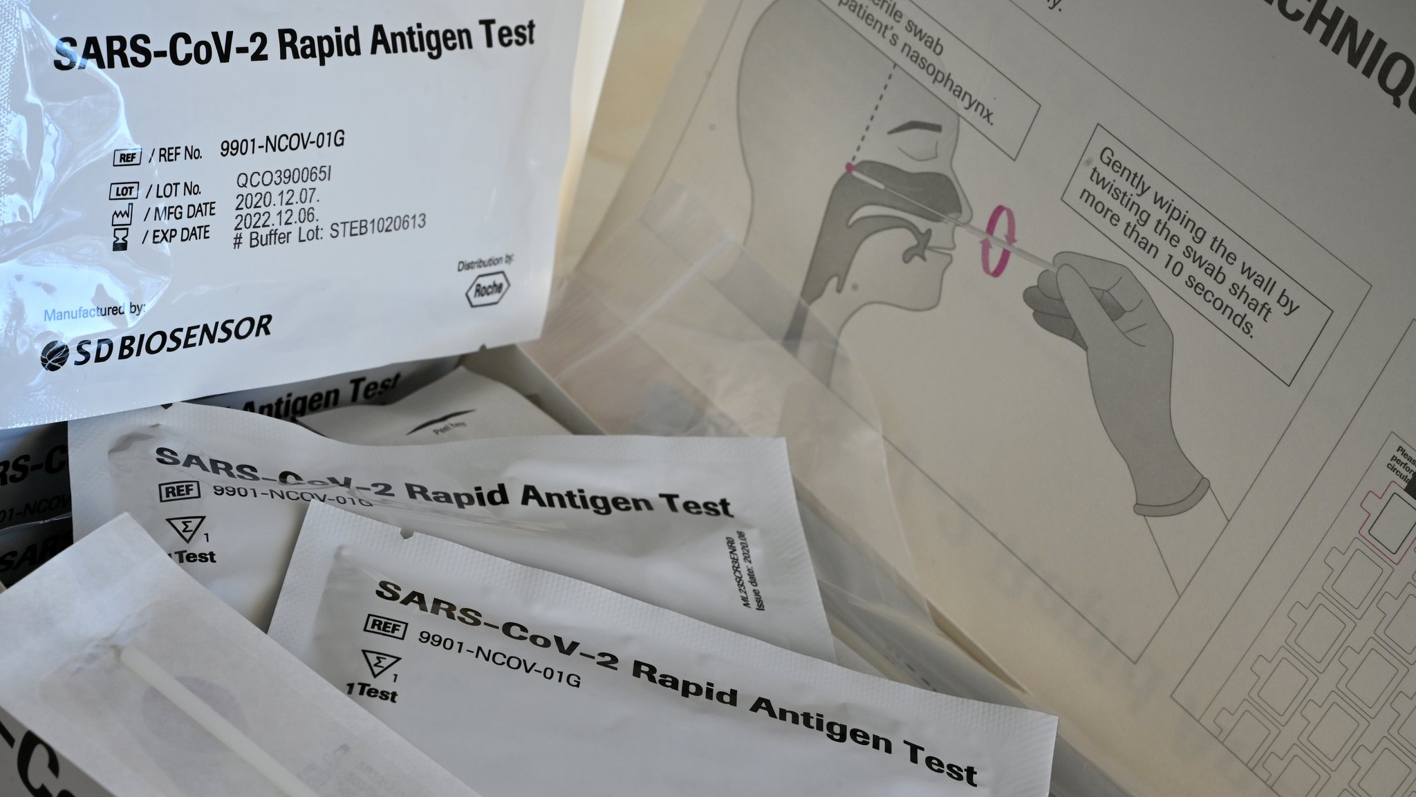 Schnelltests mit der Aufschrift "SARS-Cov-2 Rapid Antigen Test" liegen auf einem Tisch einer Grundschule zum Corona-Schnelltest bereit.