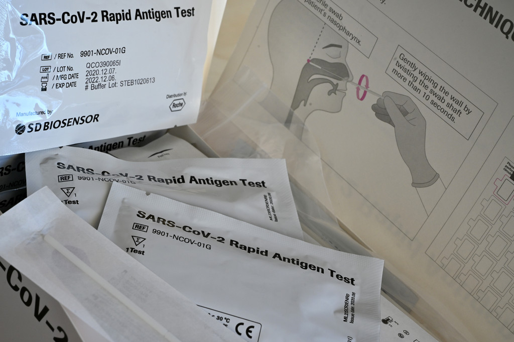 Schnelltests mit der Aufschrift "SARS-Cov-2 Rapid Antigen Test" liegen auf einem Tisch einer Grundschule zum Corona-Schnelltest bereit.