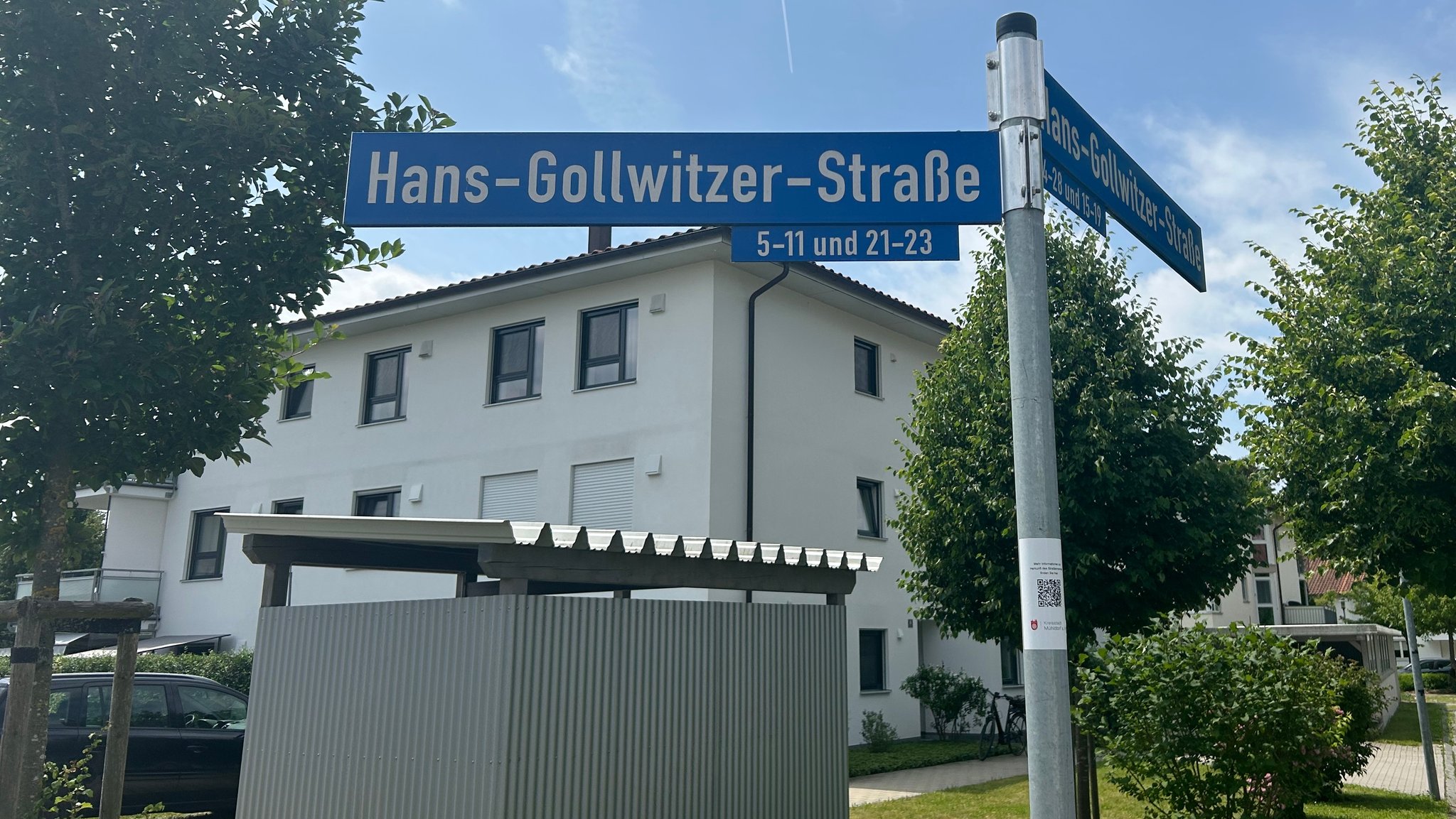Wie geht eine Stadt mit einer Straße um, deren Namensgeber NS-Täter war? In Mühldorf am Inn hat man sich für Sticker mit QR-Codes entschieden. | Bild: BR/Lea Weinberg Wie geht eine Stadt mit einer Straße um, deren Namensgeber NS-Täter war? In Mühldorf am Inn hat man sich für Sticker mit QR-Codes entschieden.