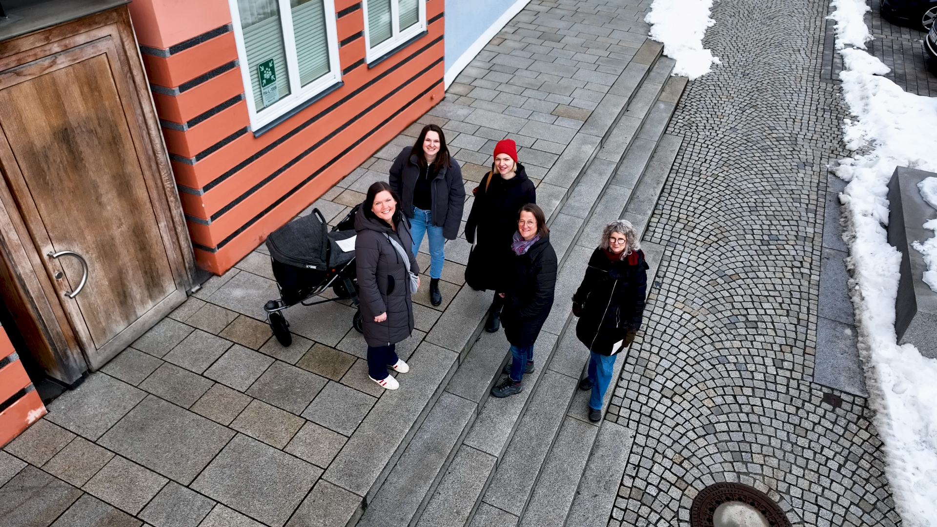 Die Frauen der Kößlarner Frauenliste stehen auf der Straße und blicken in die Kamera.