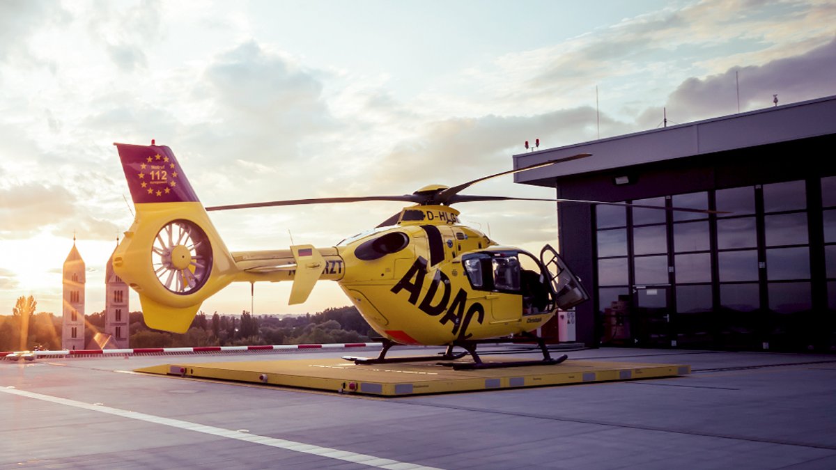 Rettungshubschrauber „Christoph 15“ auf der Luftrettungsstation am Klinikum St. Elisabeth Straubing