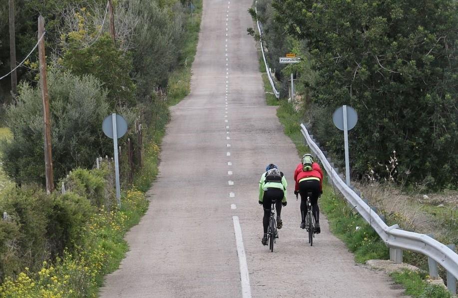 Zwei Radfahrer auf einer Straße auf Mallorca