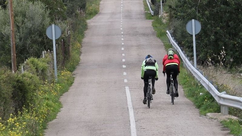 Zwei Radfahrer auf einer Straße auf Mallorca