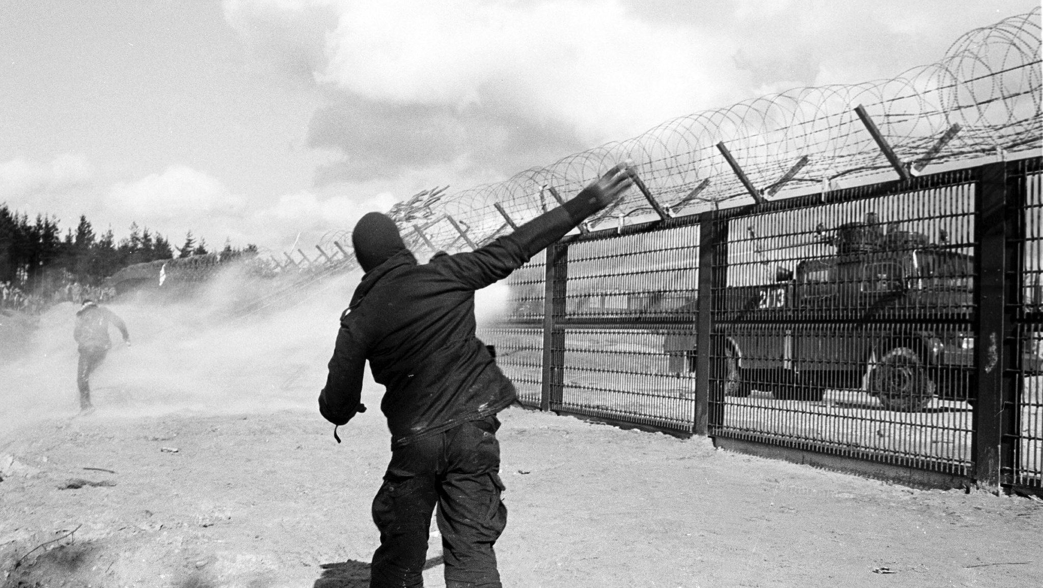 Am Ostersonntag 1986 attackieren Demonstranten den Bauzaun, der das Gelände der geplanten Atomanlage abschirmt.