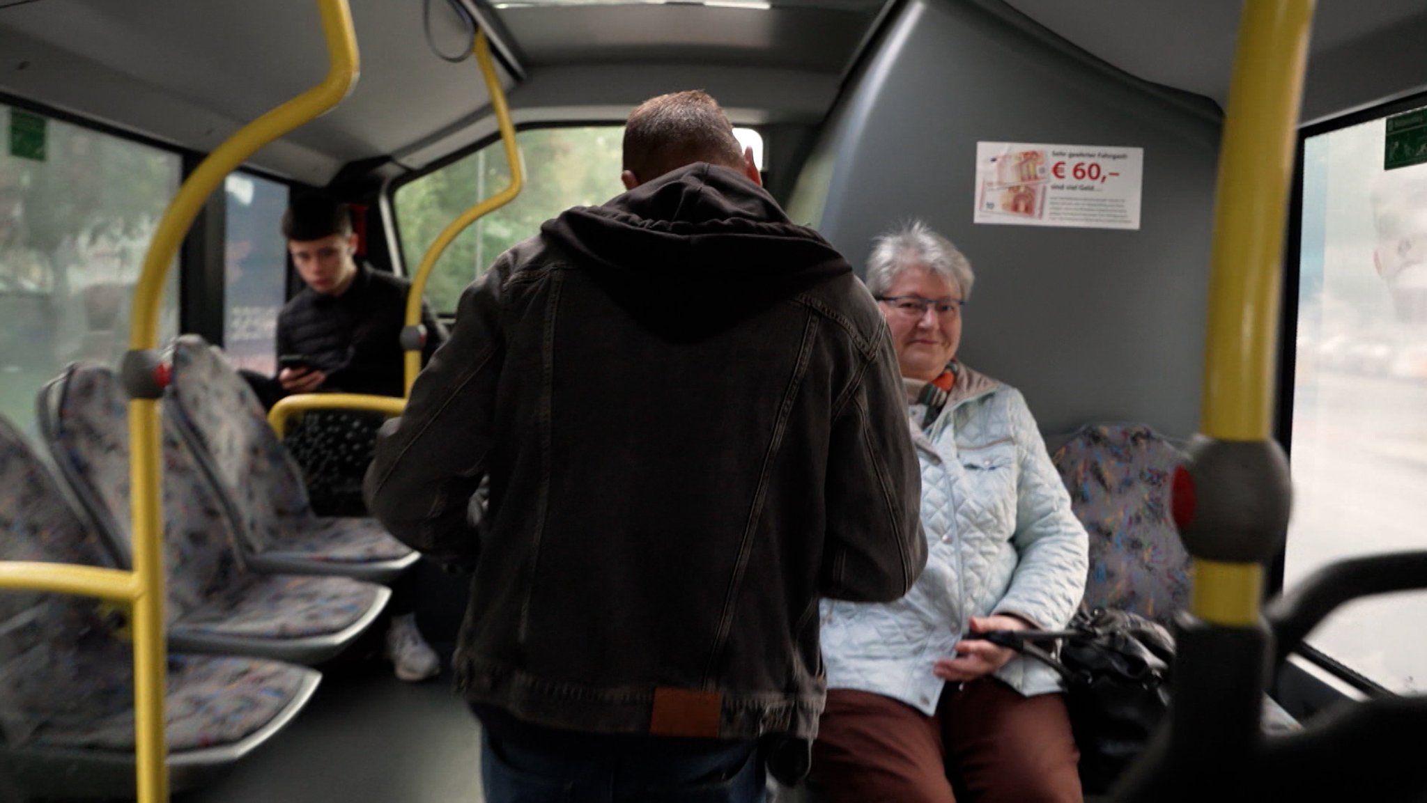 Wer ohne gültiges Ticket erwischt wird in Bus und Bahn, muß eine Strafe zahlen. Wenn das öfter vorkommt, droht sogar eine Gefängnisstrafe. Bundesjustizministerin Hubig will das ändern.