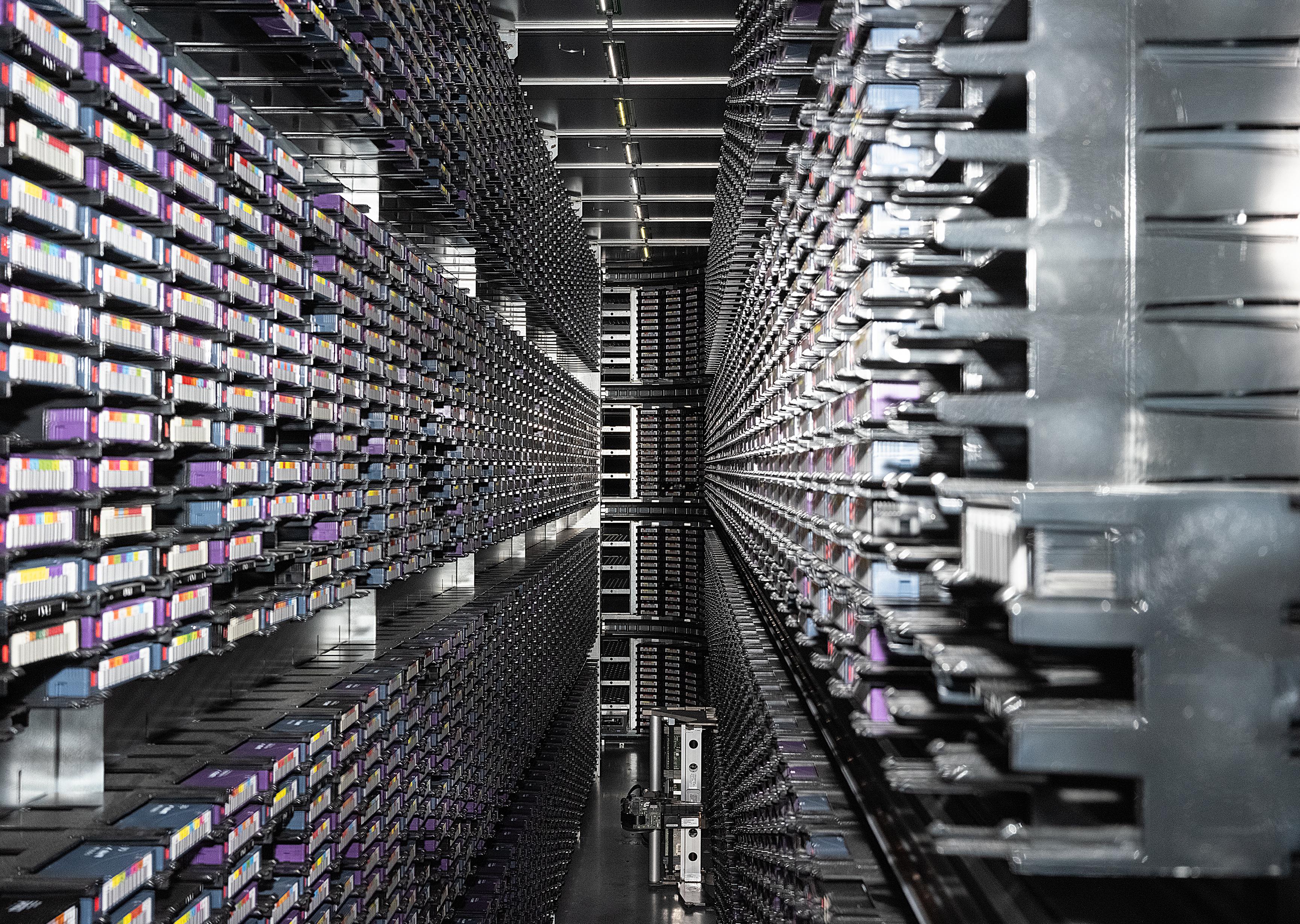 Blick in Regale voller Magnetbänder