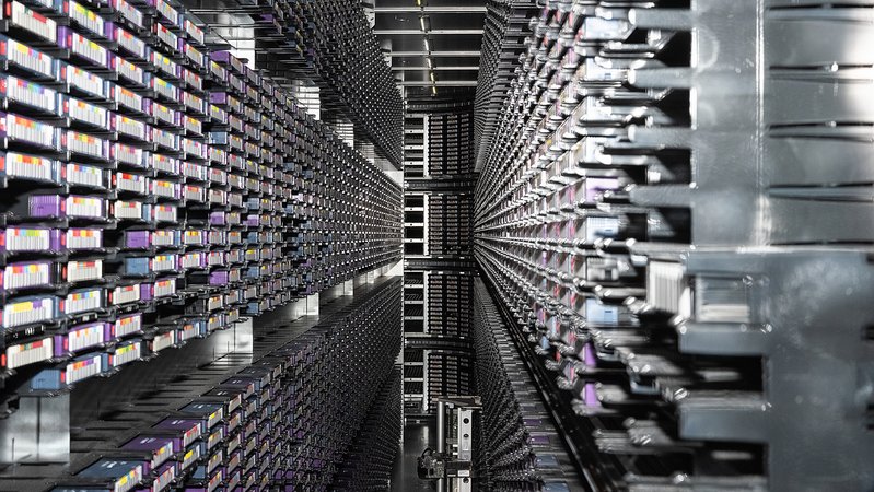 Blick in Regale voller Magnetbänder | Bild: Giulia Bruno / Architekturmuseum der TUM, 2025 Blick in Regale voller Magnetbänder