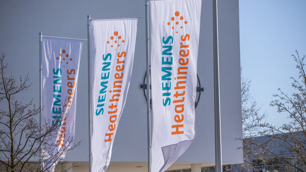 Fahnen vor dem Headquarter von Siemens Healthineers in Erlangen.