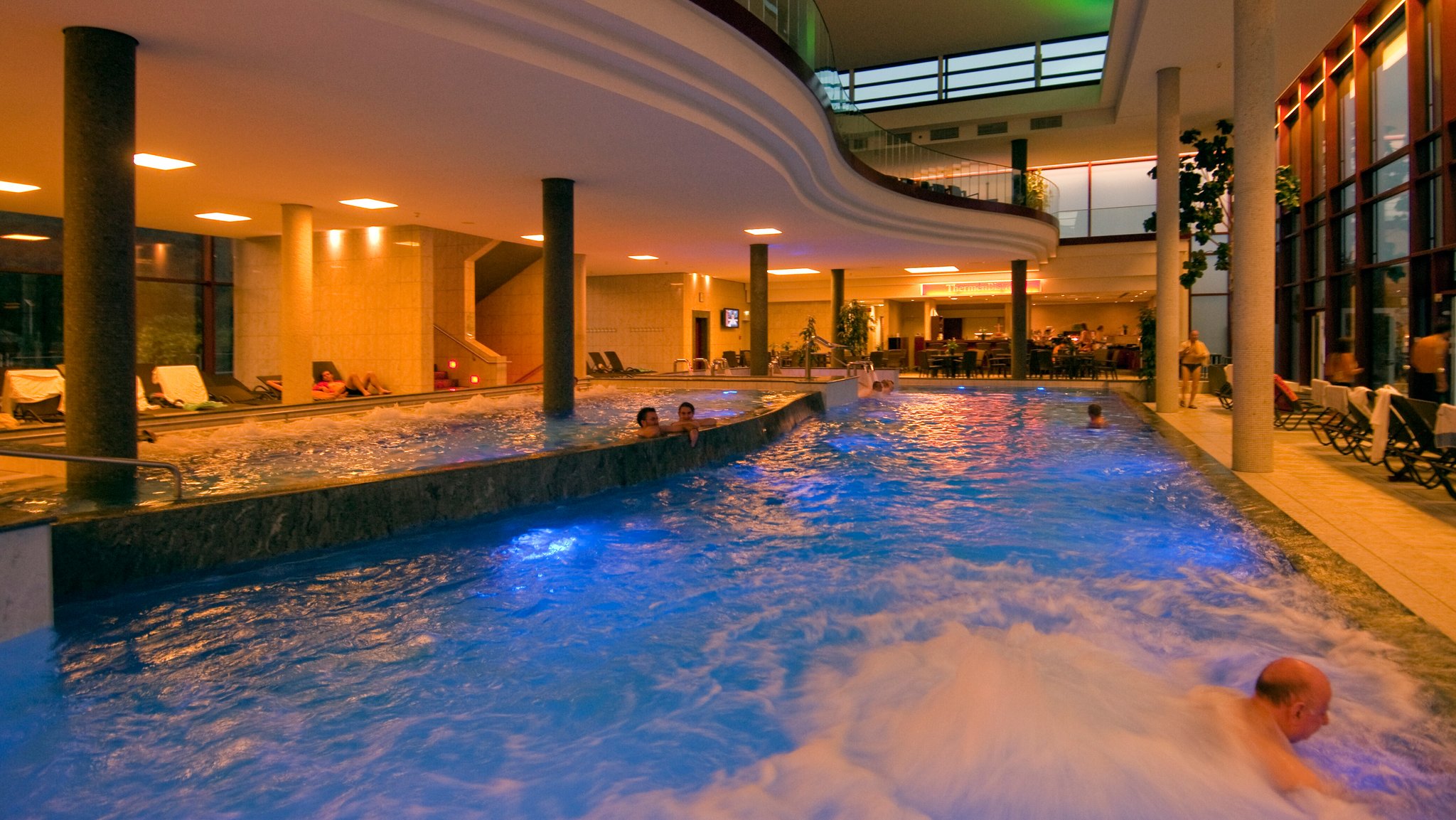 Bad Reichenhall, RupertusTherme, Aufnahmedatum: 01.07.2008 | Bild: picture-alliance / Rainer Hackenberg | Rainer Hackenberg Bad Reichenhall, RupertusTherme, Aufnahmedatum: 01.07.2008