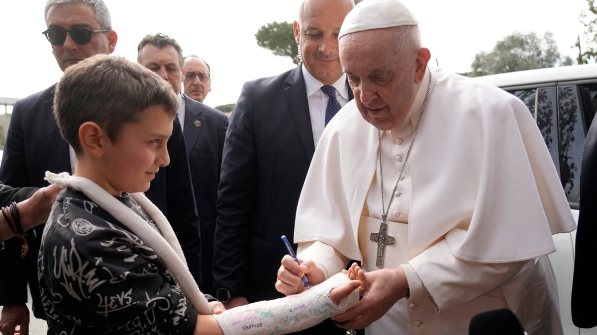 Papst Franziskus verlässt Klinik und scherzt: "Ich lebe noch"