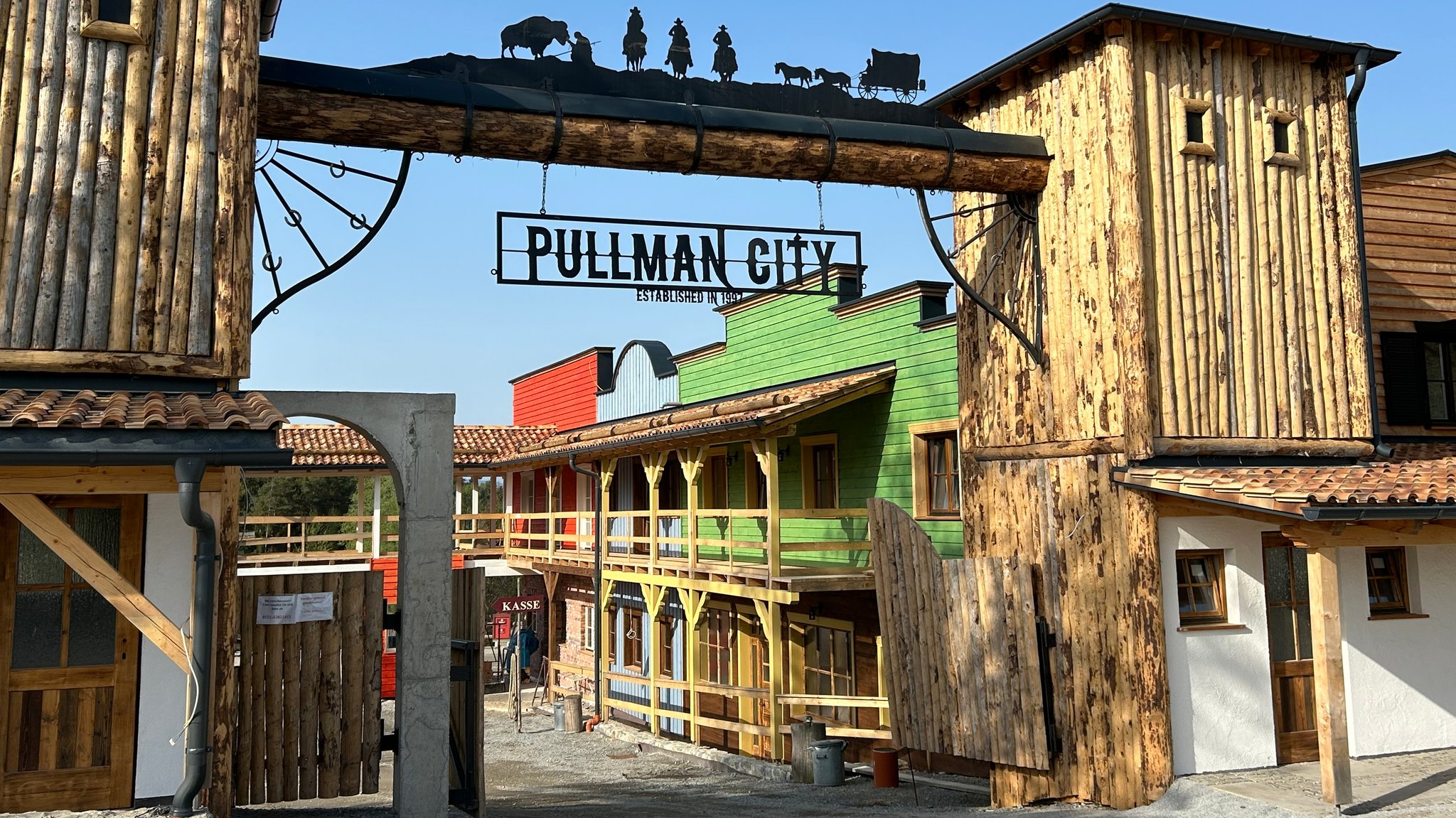 Der Eingang zur Westernstadt. Auf einem Schild steht "Pullman City". | Bild: BR/Martin Gruber Der Eingang zur Westernstadt. Auf einem Schild steht "Pullman City".