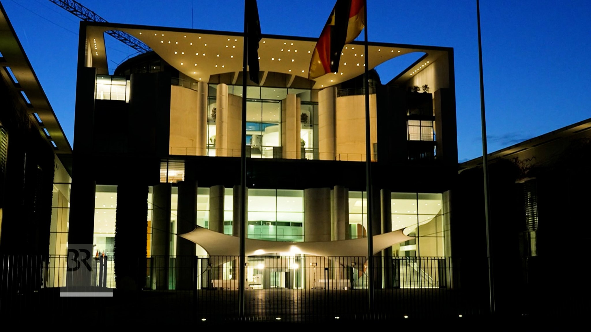 Kanzleramt am Abend | Bild: Bayerischer Rundfunk 2026 Kanzleramt am Abend