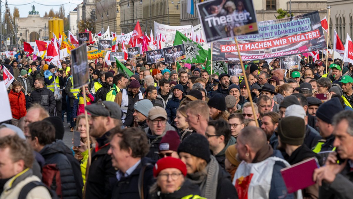 Hunderte Landesbeschäftigte nahmen an einer Demonstration in München im Rahmen der Tarif- und Besoldungsrunde teil. 