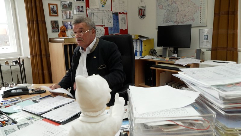 Bad Griesbachs Bürgermeister Jürgen Fundke am Schreibtisch | Bild: BR Bad Griesbachs Bürgermeister Jürgen Fundke am Schreibtisch