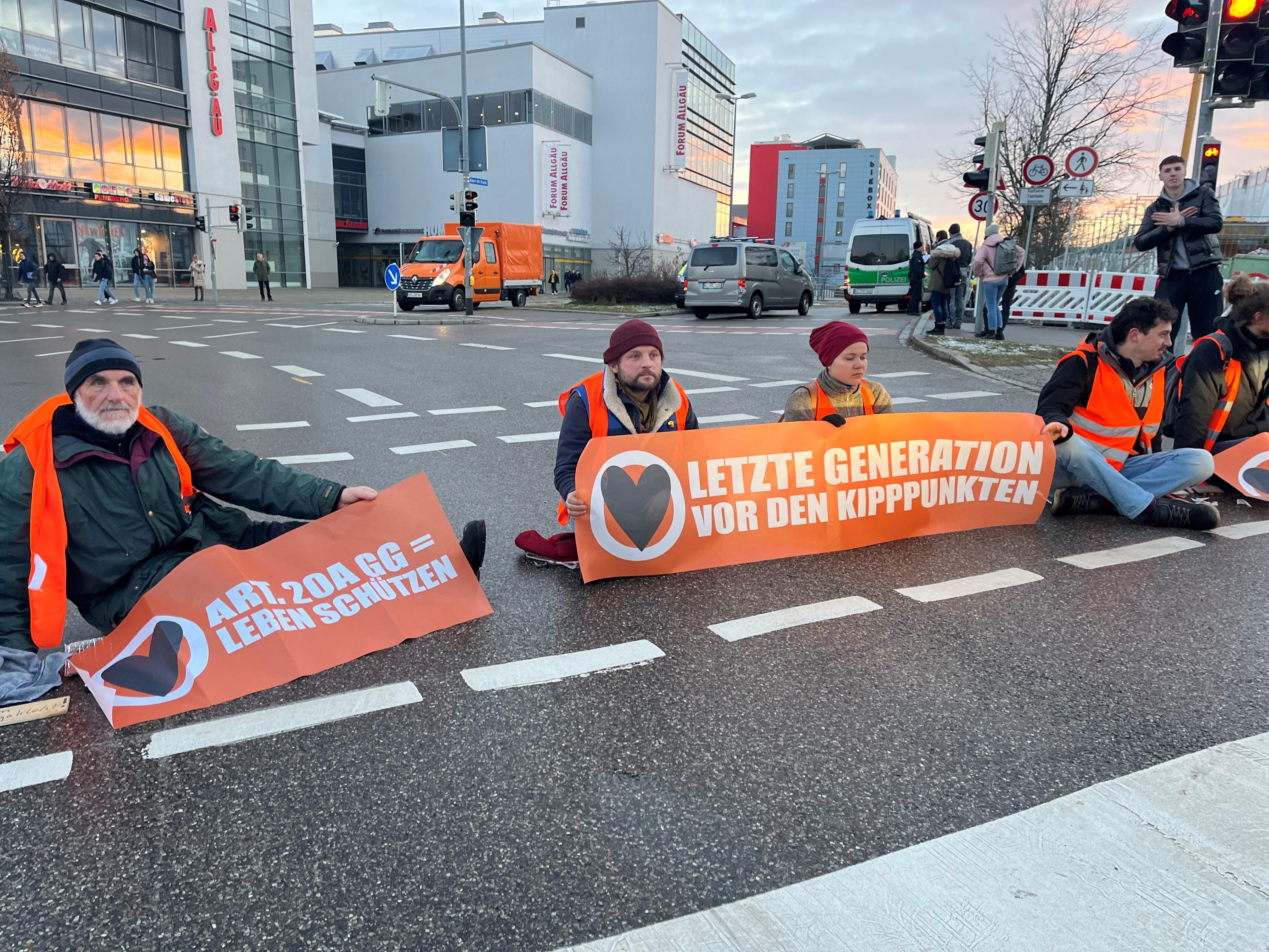 Klimaaktivisten Kleben Sich In Kempten Auf Der Straße Fest | BR24