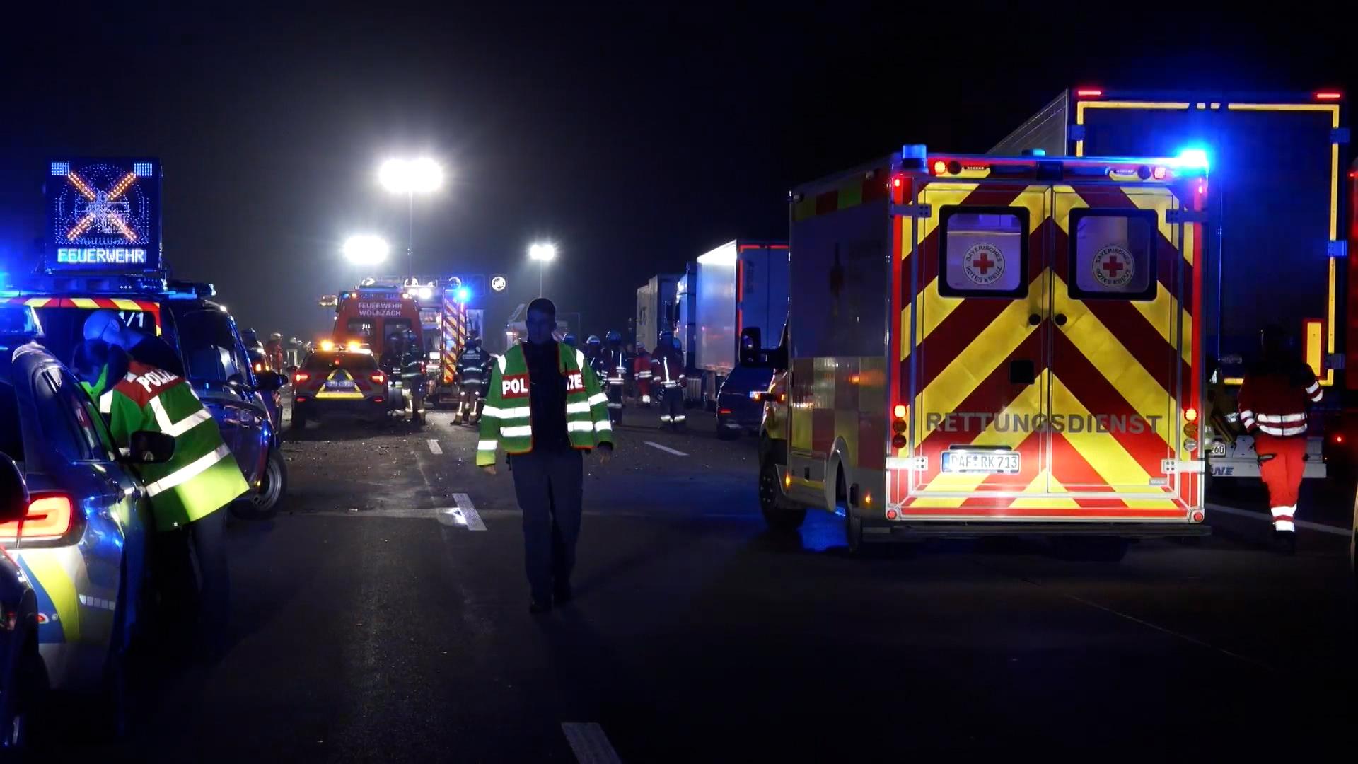 Unfallstelle in der Nacht. Viele Rettungskräfte und -wägen im Einsatz. 