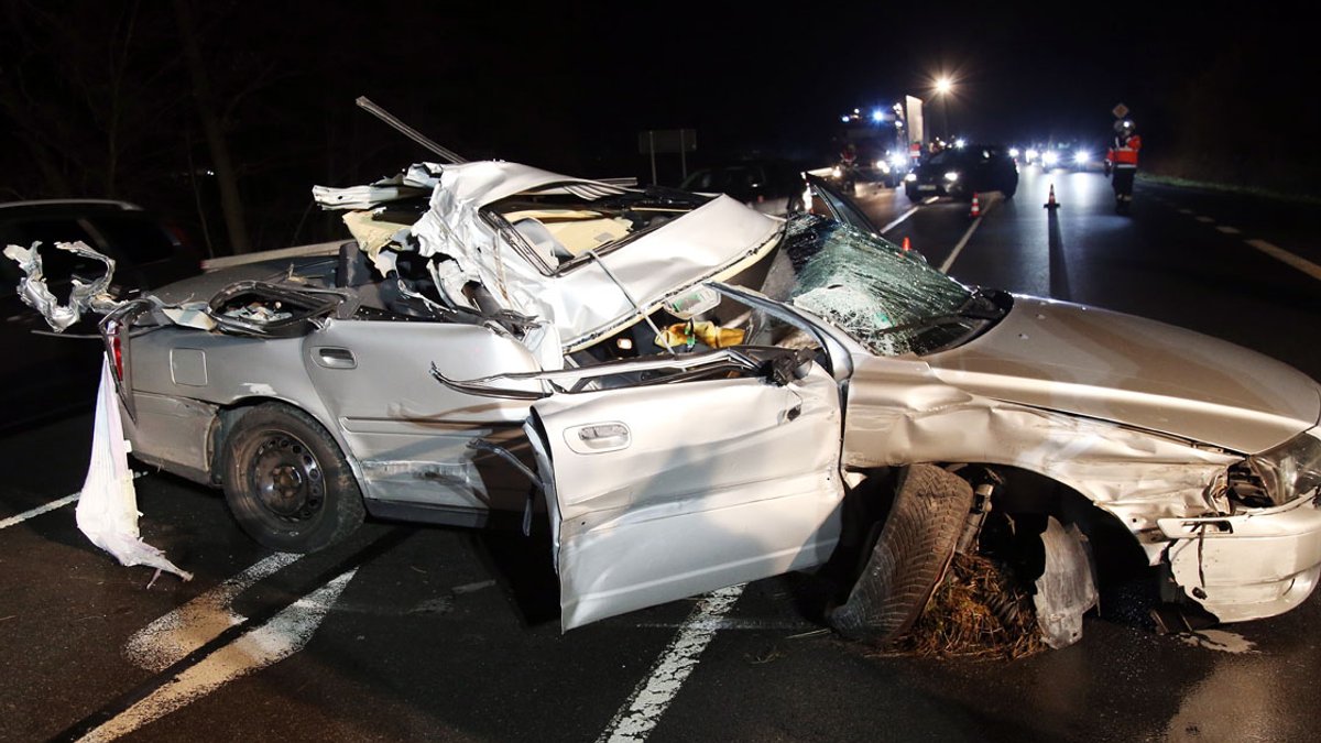 Ein 79-jähriger Autofahrer ist bei einem Verkehrsunfall bei Breitendiel schwer verletzt worden. Am Auto entstand ein Totalschaden.