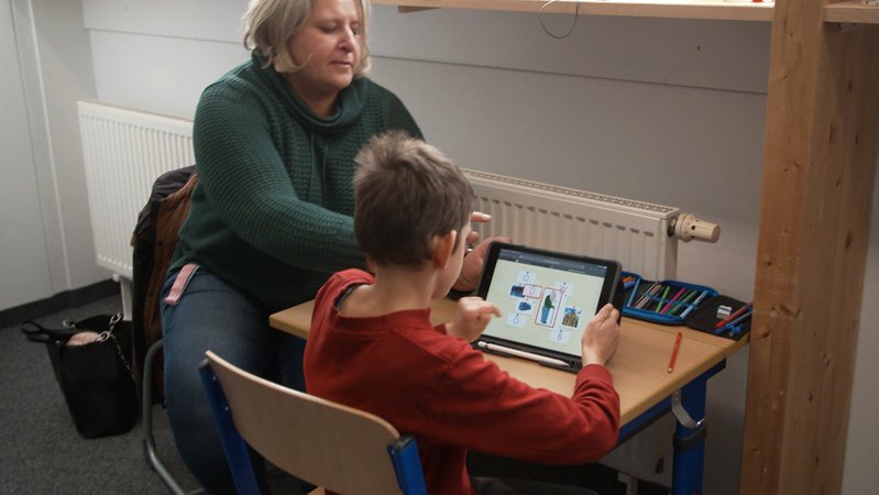 Wenn sich Schüler schwer tun - stellen ihnen die Kommunen auf Wunsch sogenannte Schulbegleiter zur Seite. | Bild: Bayerischer Rundfunk 2024 Wenn sich Schüler schwer tun - stellen ihnen die Kommunen auf Wunsch sogenannte Schulbegleiter zur Seite.