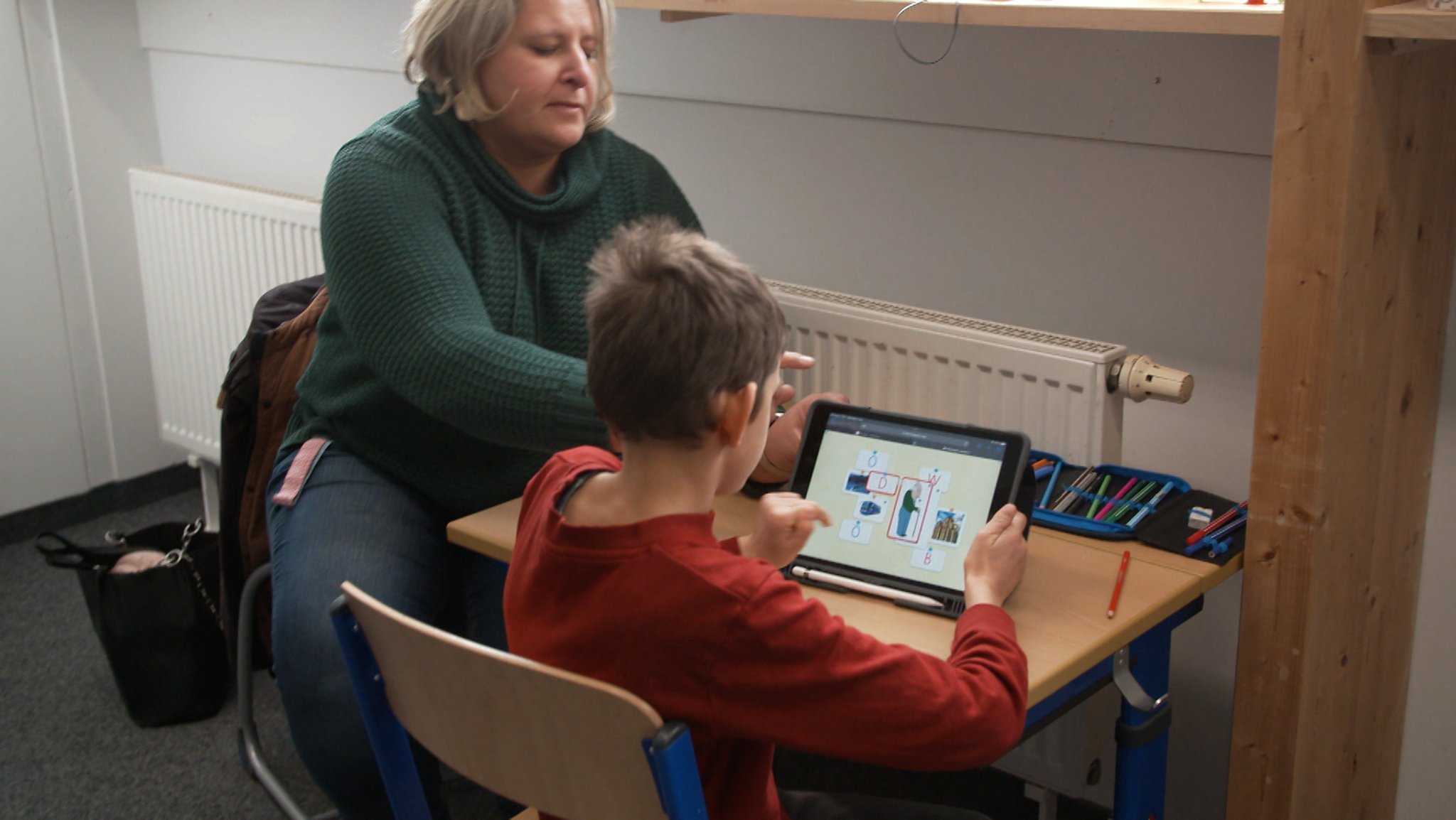 Wenn sich Schüler schwer tun - stellen ihnen die Kommunen auf Wunsch sogenannte Schulbegleiter zur Seite.