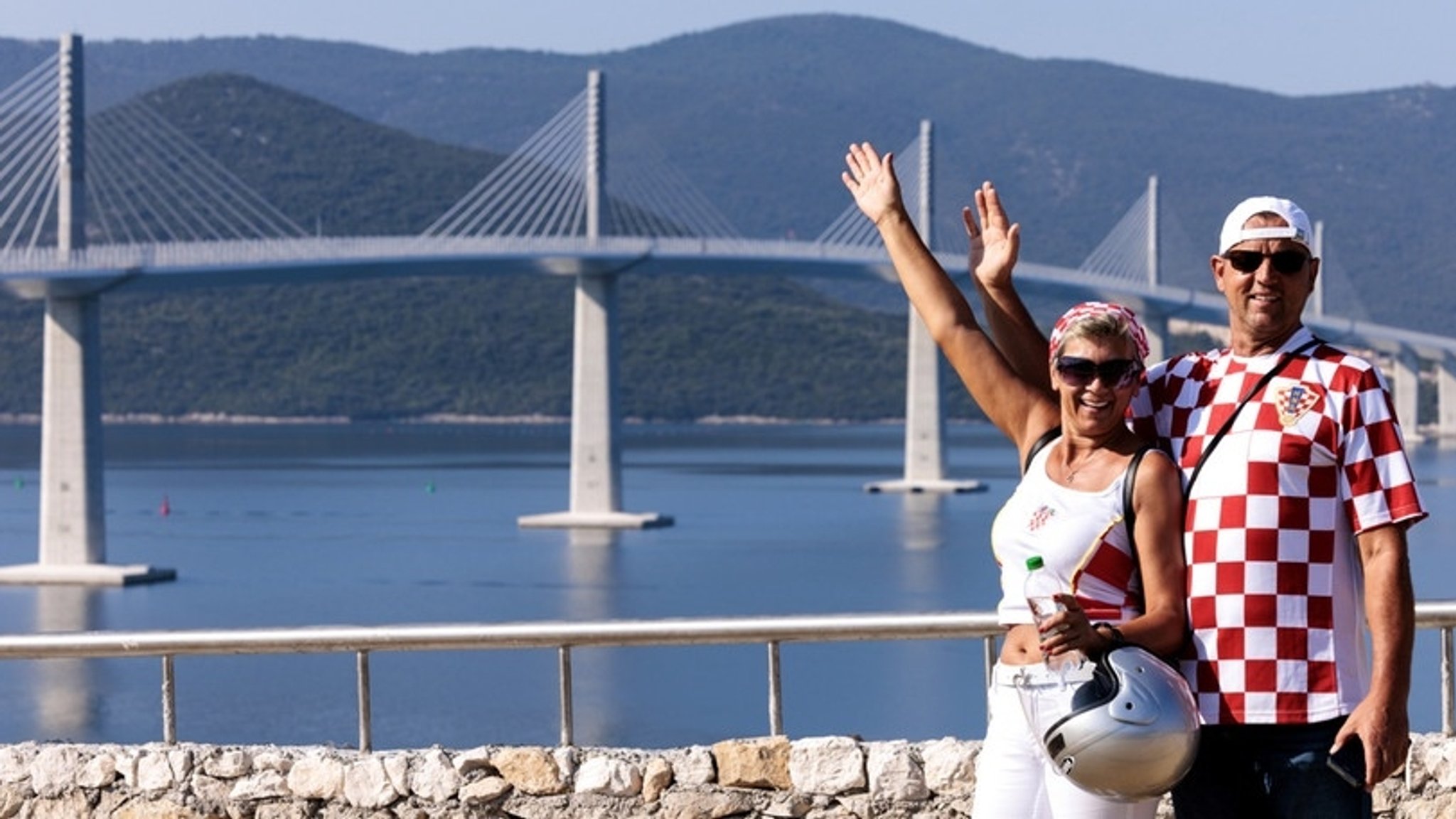 Ein Mann und eine Frau stehen vor der Peljesac-Brücke. 