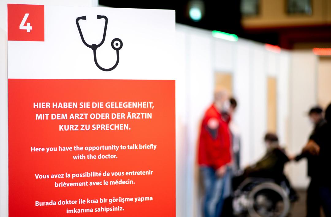 Wartebereich des Impfzentrums in der Messehalle Bremen. | Bild:dpa-Bildfunk/Hauke-Christian Dittrich