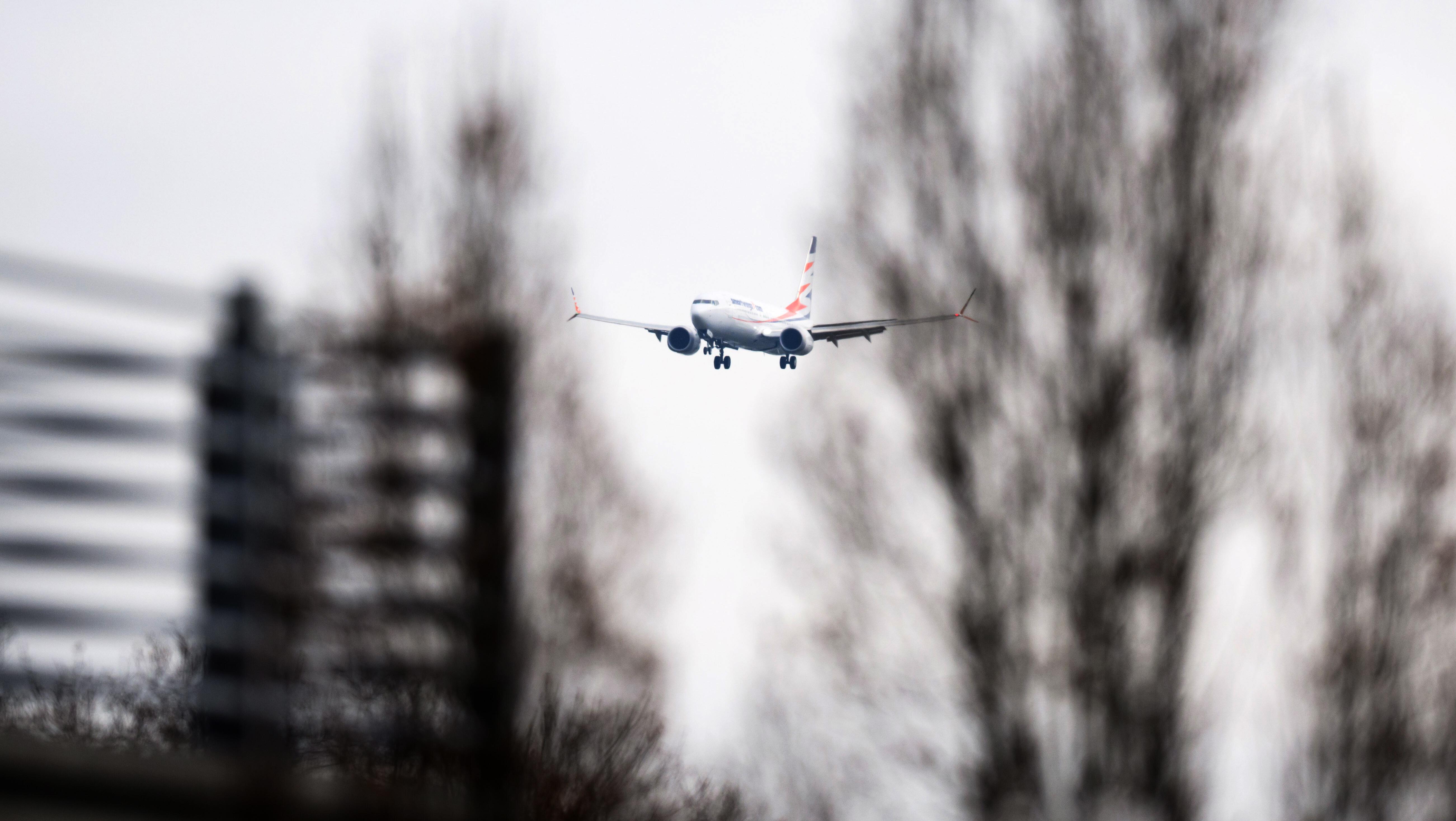 Ein Flugzeug landet am Flughafen Hannover (Archiv- und Symbolbild)