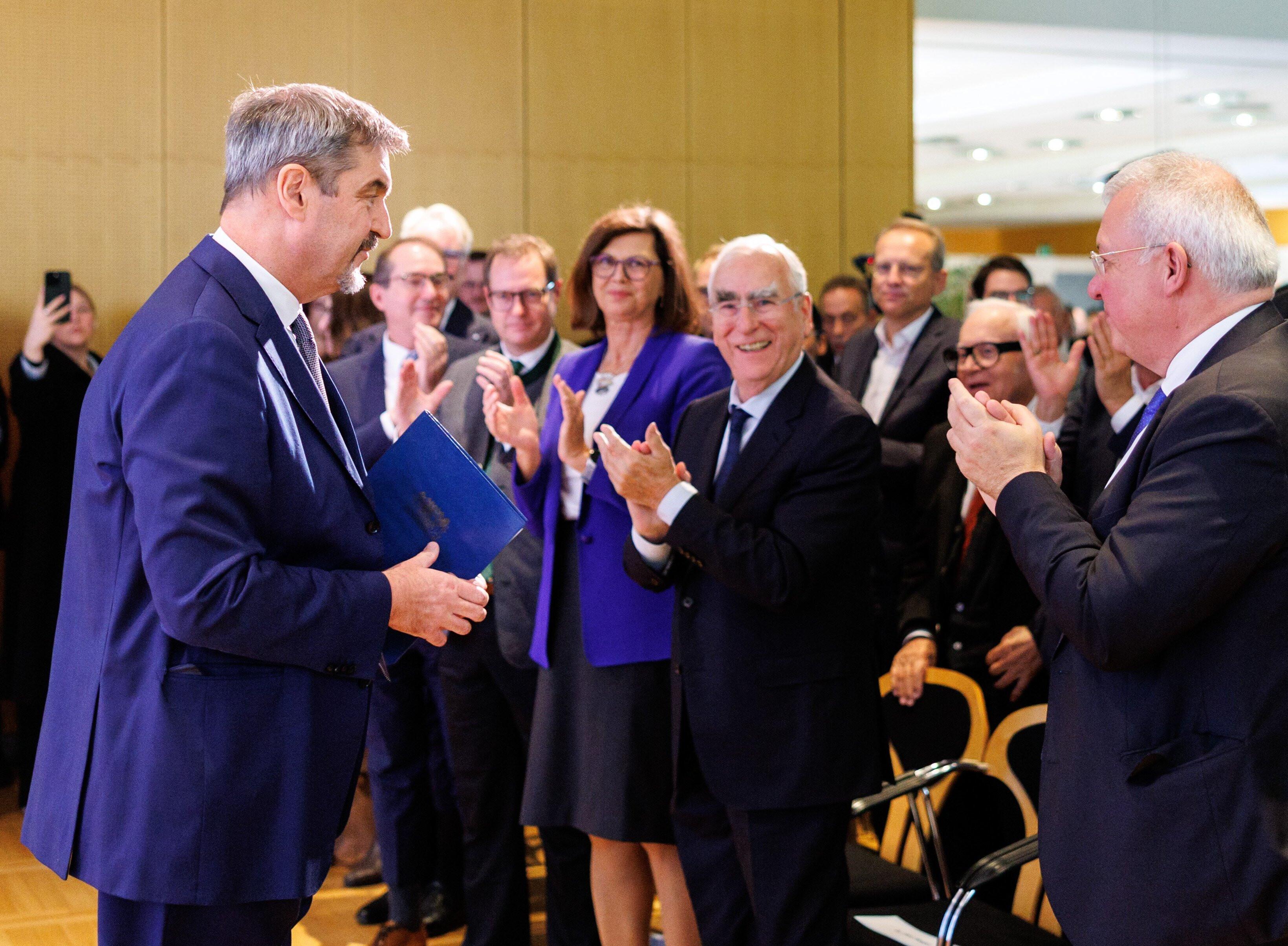 Markus Söder (l), Parteivorsitzender und Ministerpräsident von Bayern, bedankt sich nach seiner Rede bei der Jubiläumsfeier 80 Jahre CSU bei der Hanns-Seidel-Stiftung für die Standing-Ovations vom Publikum. In der ersten Reihe stehen Alexander Dobrindt, Bundesinnenminister (CDU, l-r), Martin Huber, CSU-Generalsekretär, Ilse Aigner (CSU), Präsidentin des Bayerischen Landtags, Theo Waigel, ehemaliger Bundesfinanzminister und Ehrenvorsitzender der CSU, sowie Markus Ferber (CSU, r), Vorsitzender der Hanns-Seidel-Stiftung.