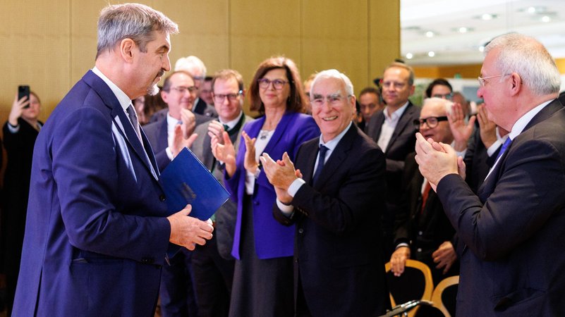 Markus Söder (l), Parteivorsitzender und Ministerpräsident von Bayern, bedankt sich nach seiner Rede bei der Jubiläumsfeier 80 Jahre CSU bei der Hanns-Seidel-Stiftung für die Standing-Ovations vom Publikum. In der ersten Reihe stehen Alexander Dobrindt, Bundesinnenminister (CDU, l-r), Martin Huber, CSU-Generalsekretär, Ilse Aigner (CSU), Präsidentin des Bayerischen Landtags, Theo Waigel, ehemaliger Bundesfinanzminister und Ehrenvorsitzender der CSU, sowie Markus Ferber (CSU, r), Vorsitzender der Hanns-Seidel-Stiftung. | Bild: picture alliance/dpa | Matthias Balk Markus Söder (l), Parteivorsitzender und Ministerpräsident von Bayern, bedankt sich nach seiner Rede bei der Jubiläumsfeier 80 Jahre CSU bei der Hanns-Seidel-Stiftung für die Standing-Ovations vom Publikum. In der ersten Reihe stehen Alexander Dobrindt, Bundesinnenminister (CDU, l-r), Martin Huber, CSU-Generalsekretär, Ilse Aigner (CSU), Präsidentin des Bayerischen Landtags, Theo Waigel, ehemaliger Bundesfinanzminister und Ehrenvorsitzender der CSU, sowie Markus Ferber (CSU, r), Vorsitzender der Hanns-Seidel-Stiftung.