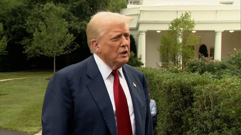 Als Reaktion auf Aussagen des ehemaligen russischen Staatschefs Dmitri Medwedew hat US-Präsident Donald Trump nach eigenen Angaben die taktische Verlegung von zwei Atom-U-Booten Richtung Russland angeordnet. | Bild: Bayerischer Rundfunk 2025 Als Reaktion auf Aussagen des ehemaligen russischen Staatschefs Dmitri Medwedew hat US-Präsident Donald Trump nach eigenen Angaben die taktische Verlegung von zwei Atom-U-Booten Richtung Russland angeordnet.