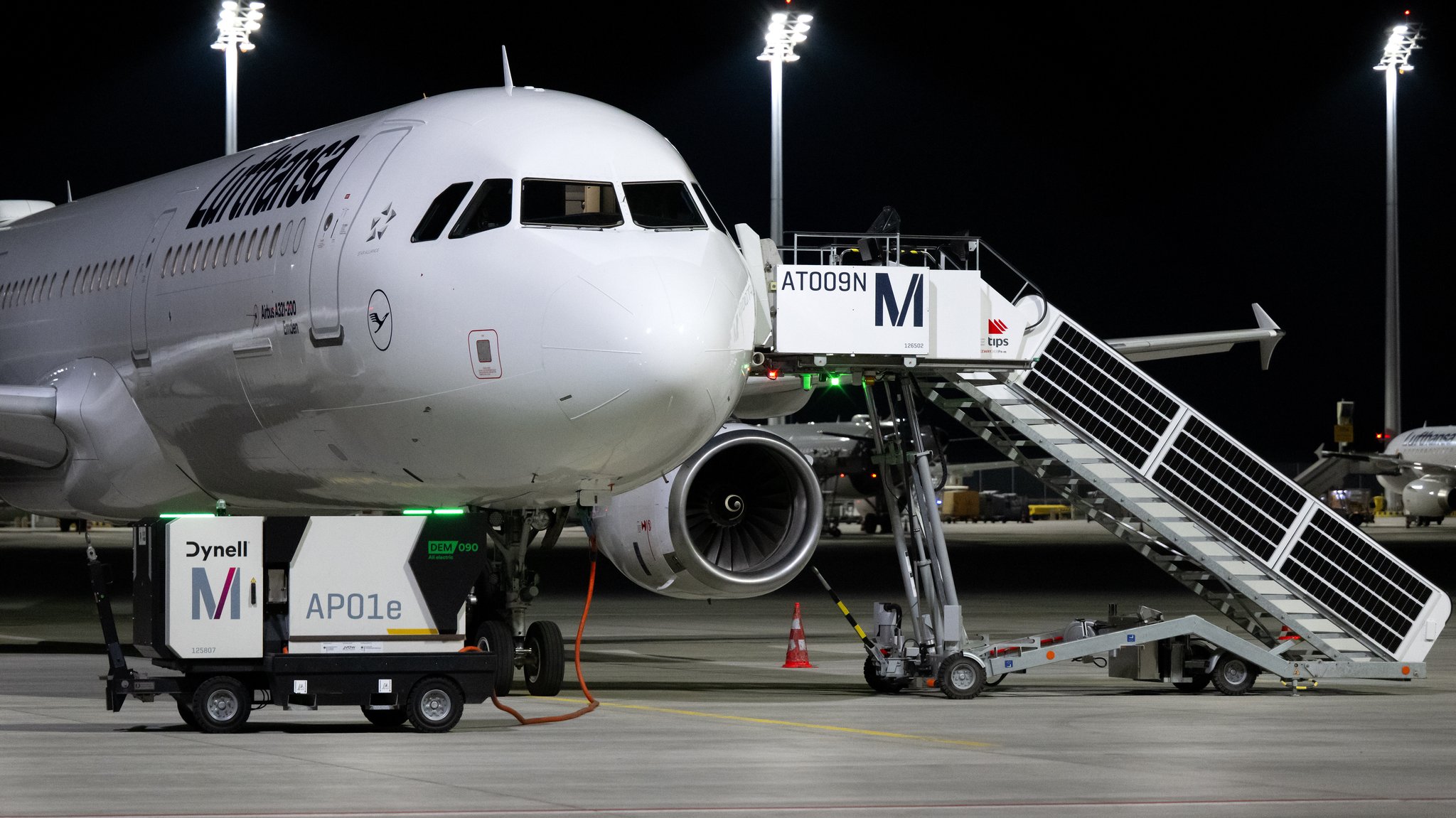 Ein Flugzeug (Airbus A321-200) der Lufthansa steht am Flughafen München auf dem Vorfeld.