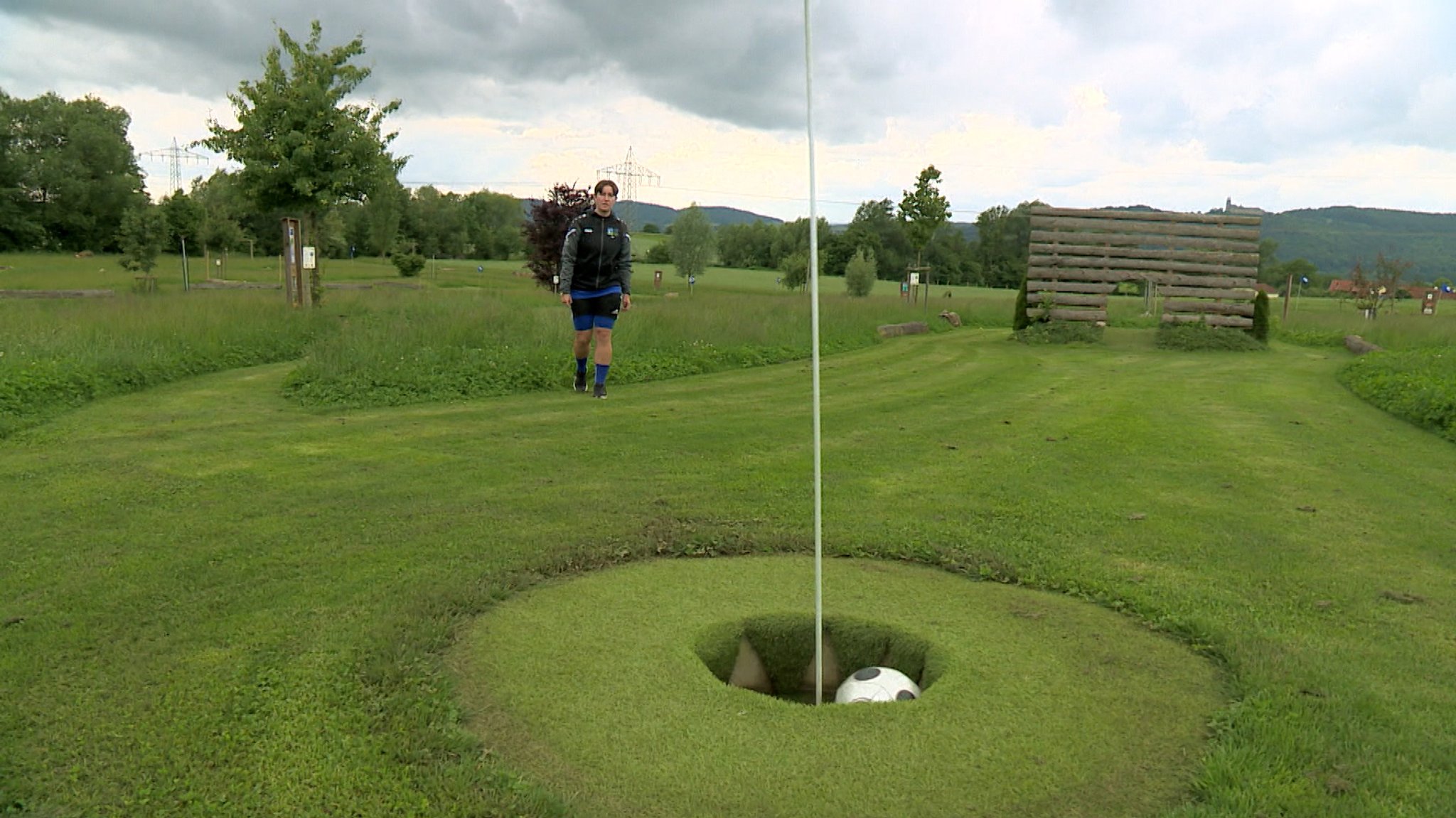 Eine Spielerin beim Fußball-Golf.