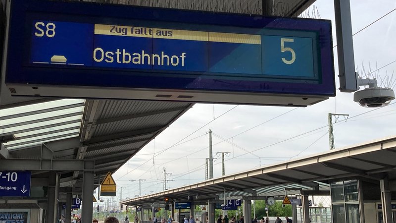 Symbolbild: Eine Flughafen-S-Bahn der Linie 8 fällt aus.