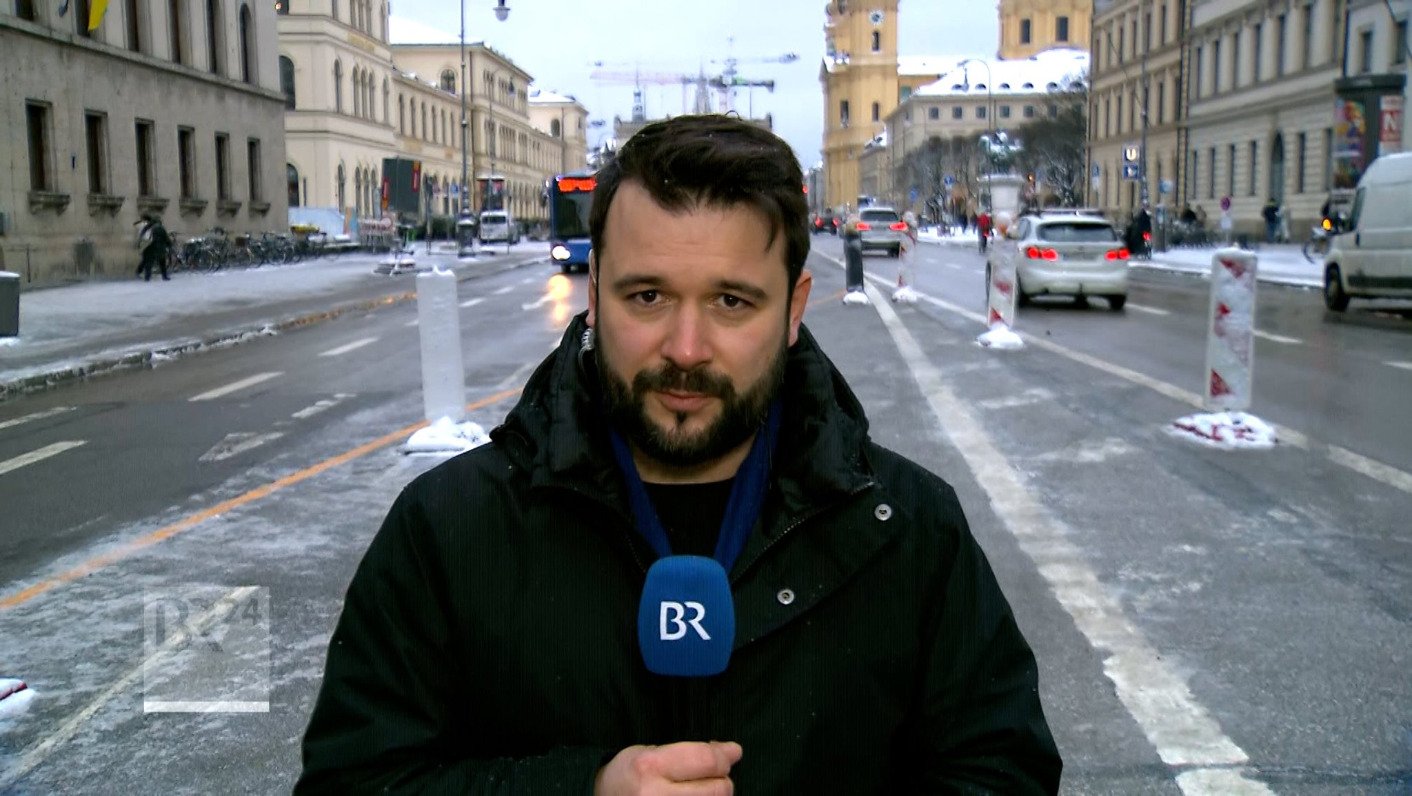 Von der Ludwigstrasse in München berichtet BR-Reporter Tobi Betz. Die Demonstranten haben ihrer schlechten Laune ordentlich Luft gemacht.