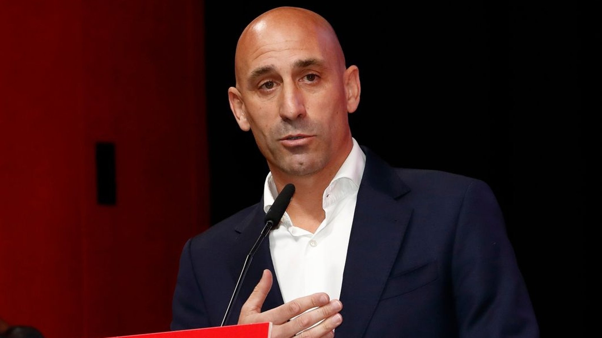 Luis Rubiales, Präsident des spanischen Fußballverbandes RFEF, spricht bei der Außerordentlichen Generalversammlung des Verbandes.