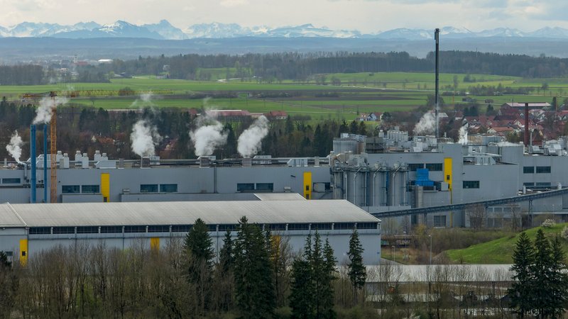 UPM-Werk in Ettringen vor Bergpanorama | Bild: picture-alliance / dpa UPM-Werk in Ettringen vor Bergpanorama