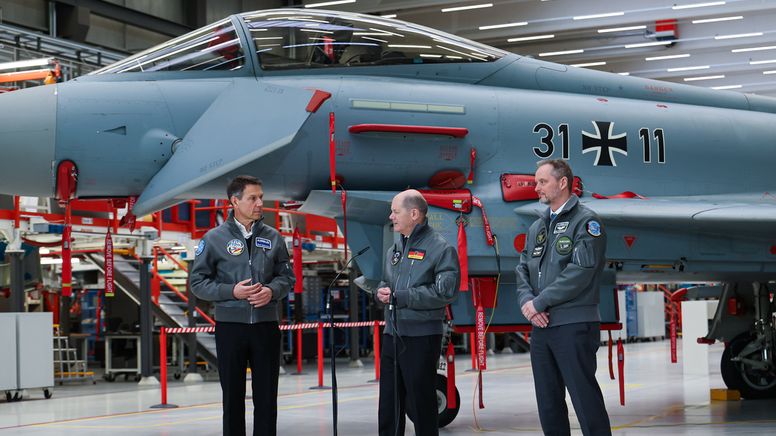 Bundeskanzler Olaf Scholz (Mitte) im Januar zu Besuch beim Airbus-Militärstandort in Manching, neben CEO Michael Schöllhorn (rechts). | Bild:dpa-Bildfunk / Daniela Löb