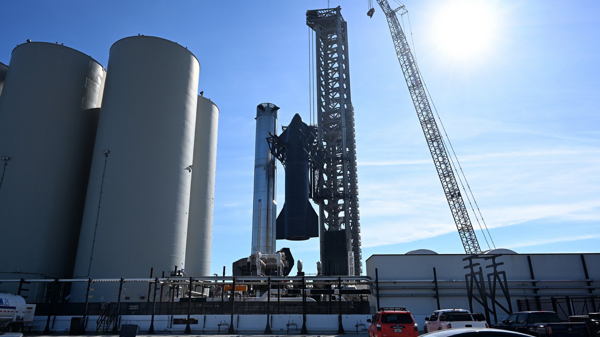 Auf dem Startgelände in Texas wird die Starship-Rakete von SpaceX noch einmal auseinandergebaut: Links befindet sich der Super Heavy Booster auf der Startrampe, rechts davon die Starship-Stufe. 