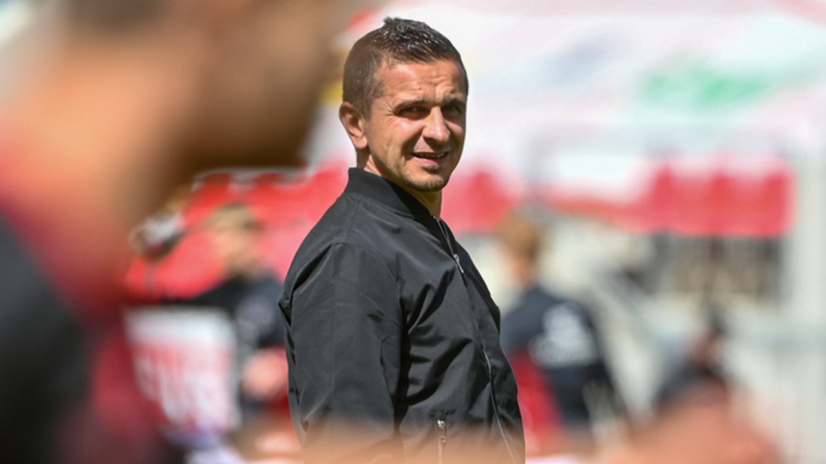 Mersad Selimbegovic, der Trainer des SSV Jahn Regensburg.