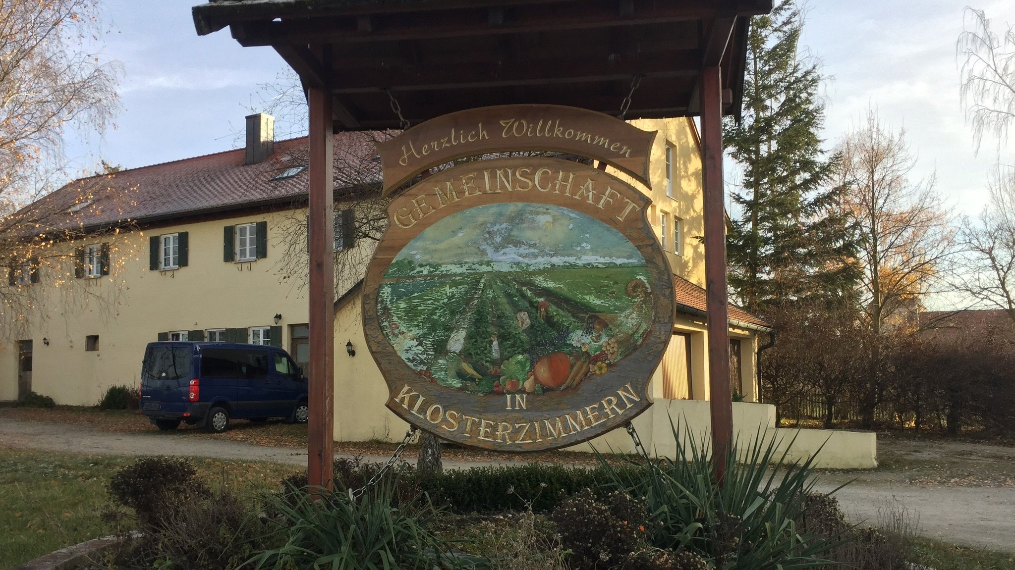 Das Eingangsschild zur ehemaligen Niederlassung der "Zwölf Stämme" in Klosterzimmern. Heute ist die Anlage verlassen. Archivbild