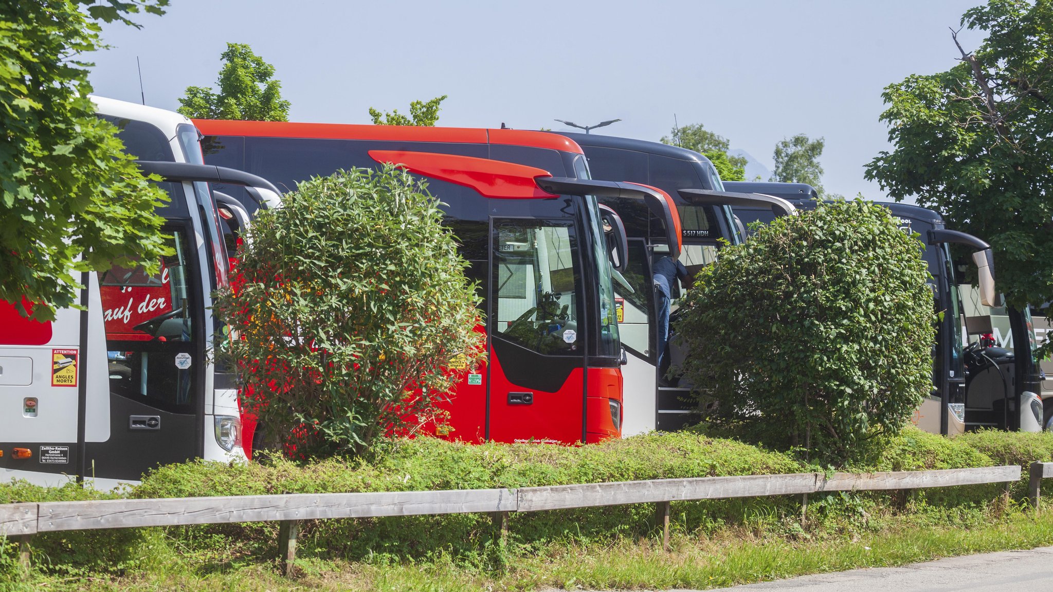 Symbolbild: Busse stehen auf einem Parkplatz. | Bild: picture alliance / imageBROKER | Torsten Krüger Symbolbild: Busse stehen auf einem Parkplatz.