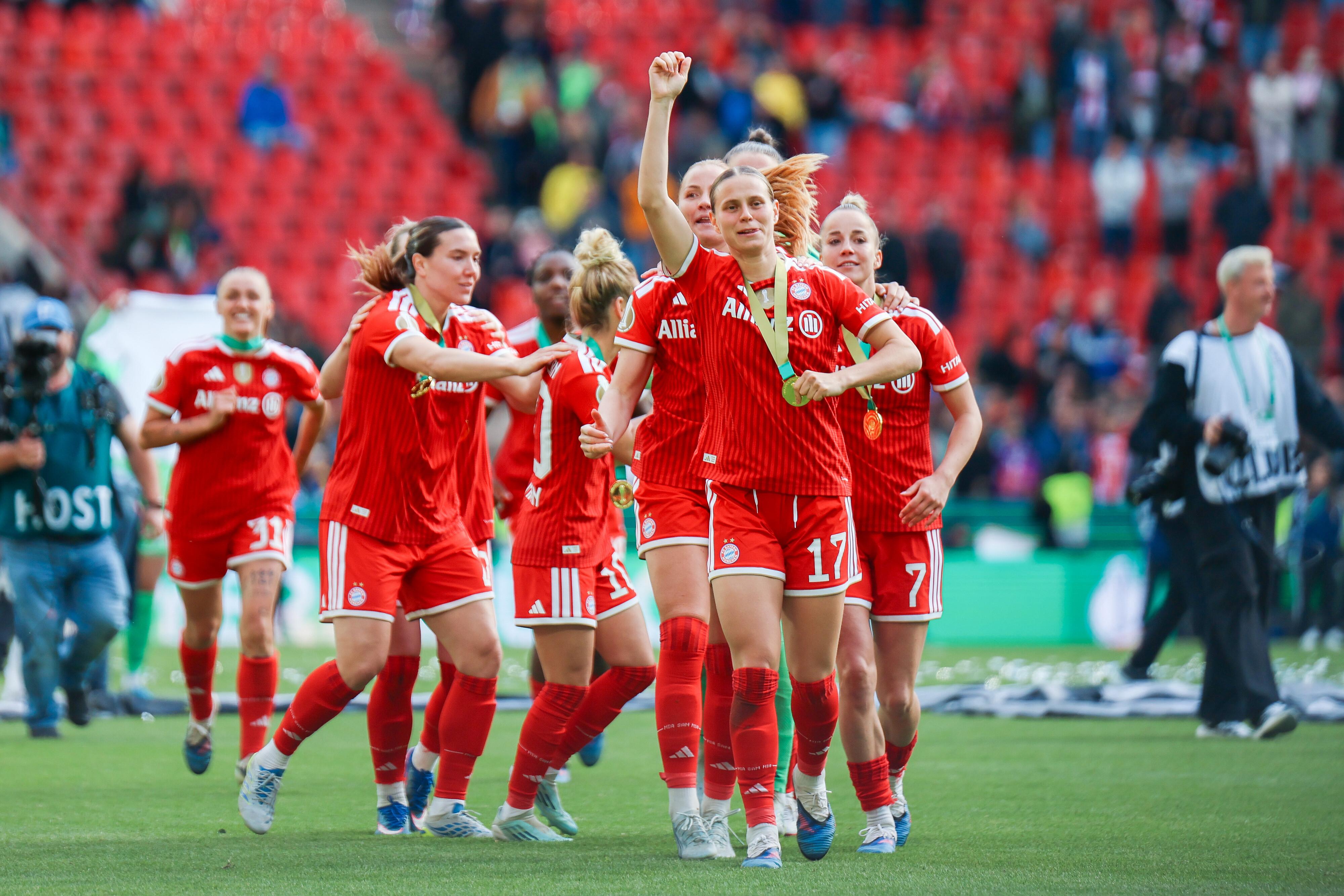 Die FC Bayern Frauen bejubeln den Doubelsieg.