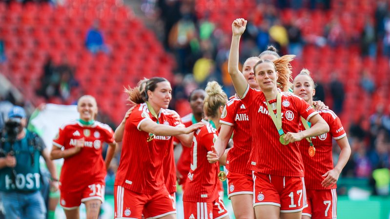Die FC Bayern Frauen bejubeln den Doubelsieg. | Bild: picture alliance / BEAUTIFUL SPORTS | Freisen Die FC Bayern Frauen bejubeln den Doubelsieg.