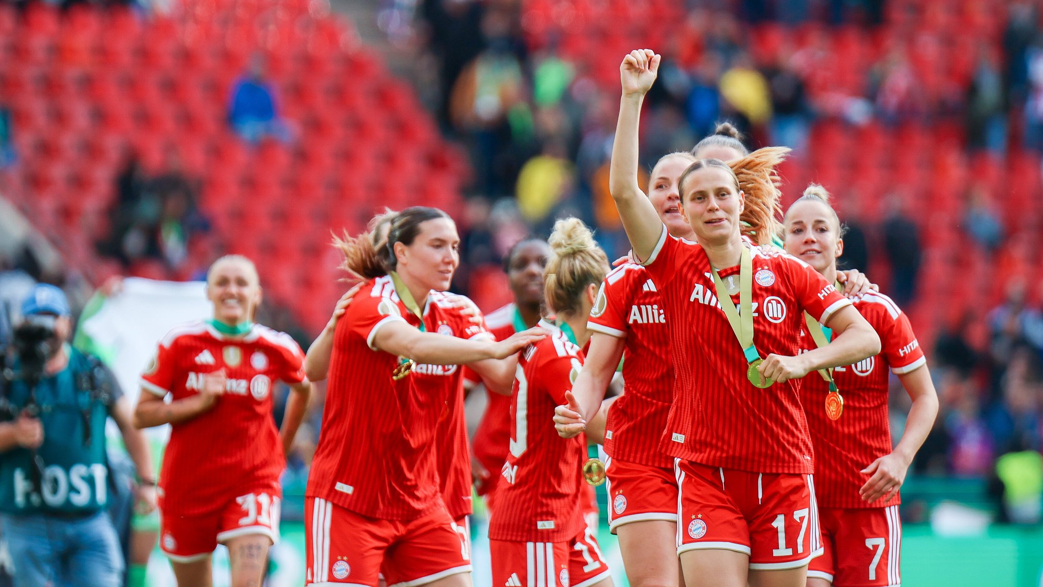 Die FC Bayern Frauen bejubeln den Doubelsieg. | Bild: picture alliance / BEAUTIFUL SPORTS | Freisen Die FC Bayern Frauen bejubeln den Doubelsieg.