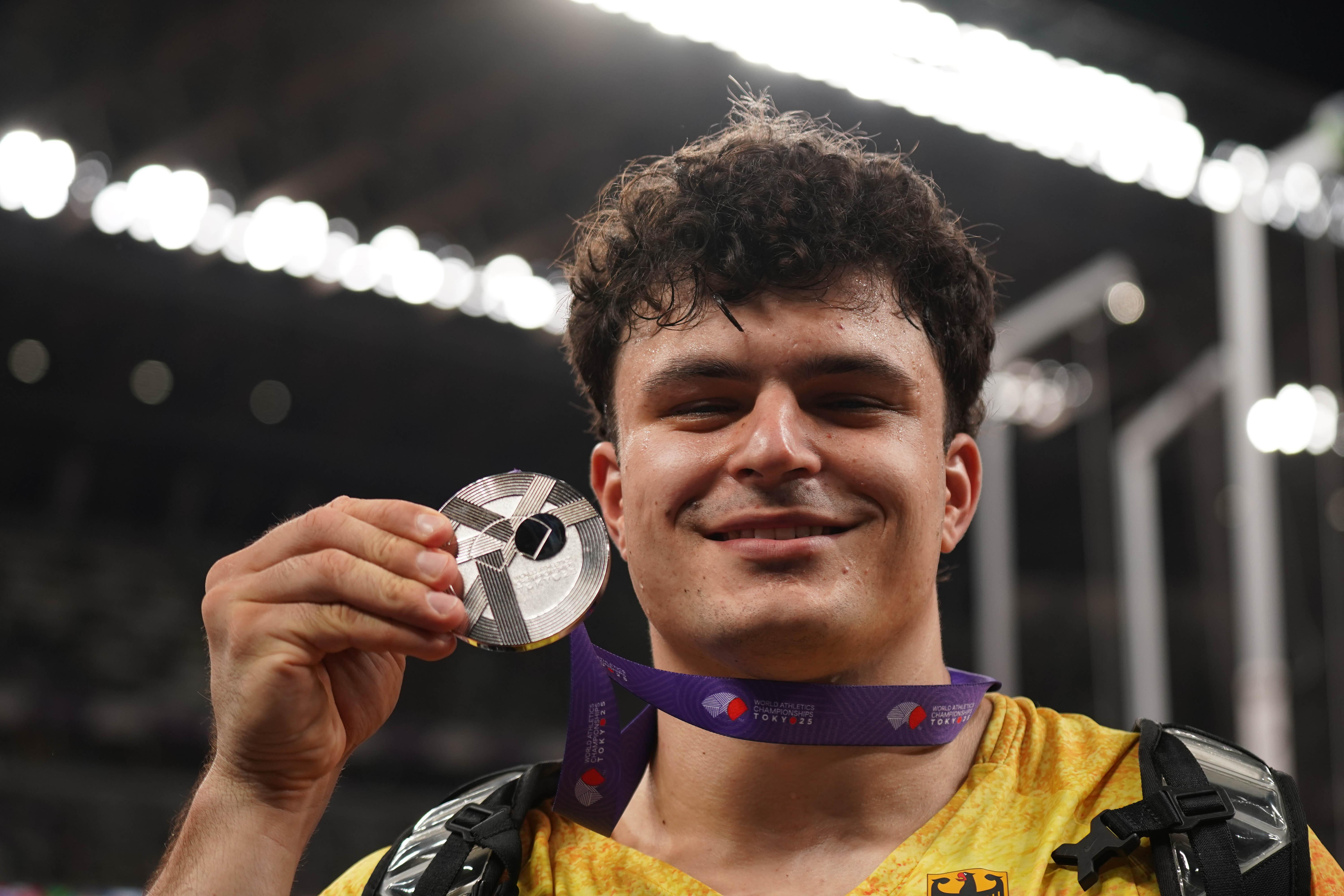 Hammerwerfer Merlin Hummel mit seiner WM-Silbermedaille. 