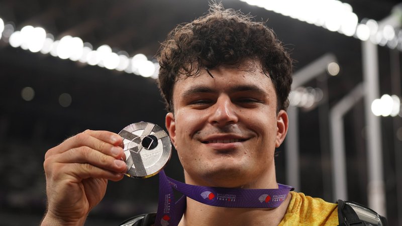 Hammerwerfer Merlin Hummel mit seiner WM-Silbermedaille. | Bild: picture-alliance / dpa Hammerwerfer Merlin Hummel mit seiner WM-Silbermedaille.