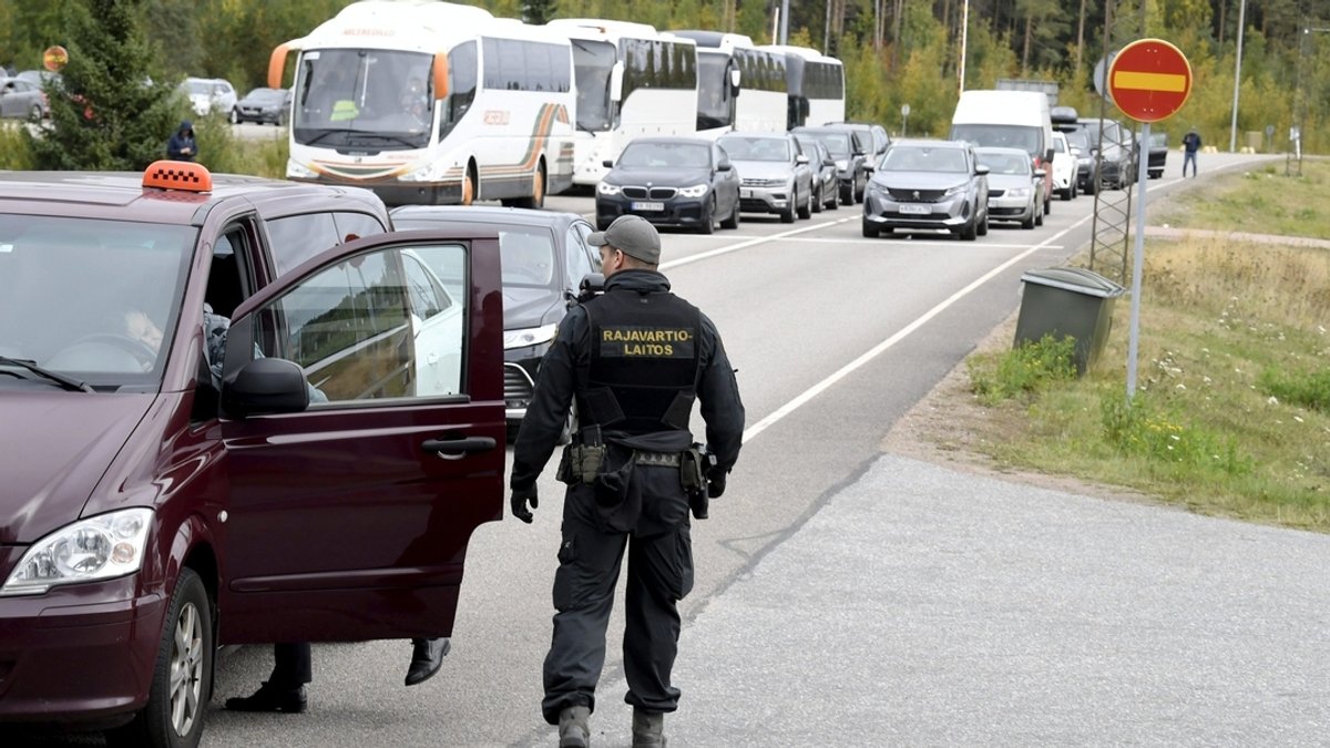 Finnische Grenzbeamte kontrollieren ein russisches Fahrzeug an einer Grenzkontrollstelle (Archivbild).