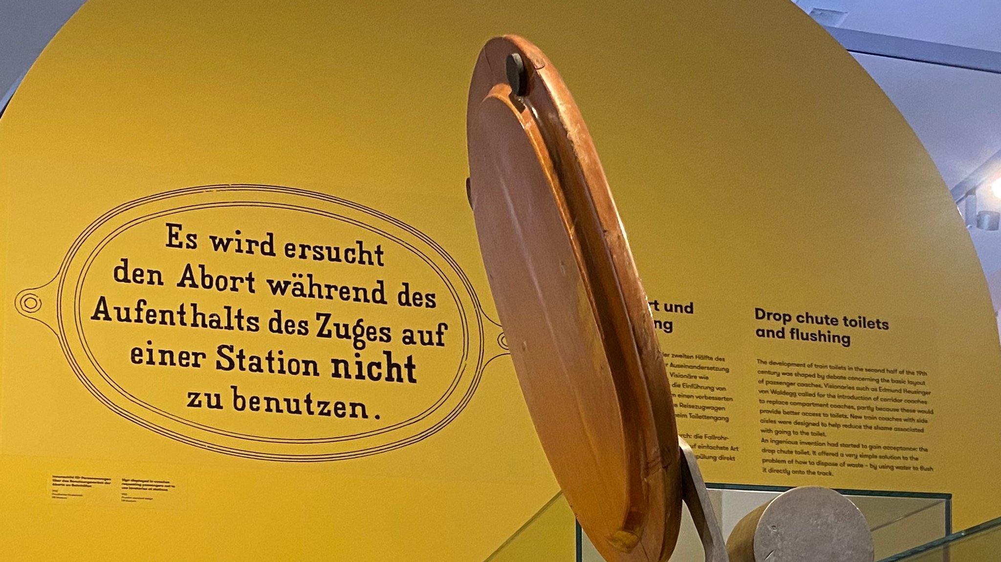 Eine alte Zugtoilette in einer Ausstellung im DB-Museum Nürnberg.