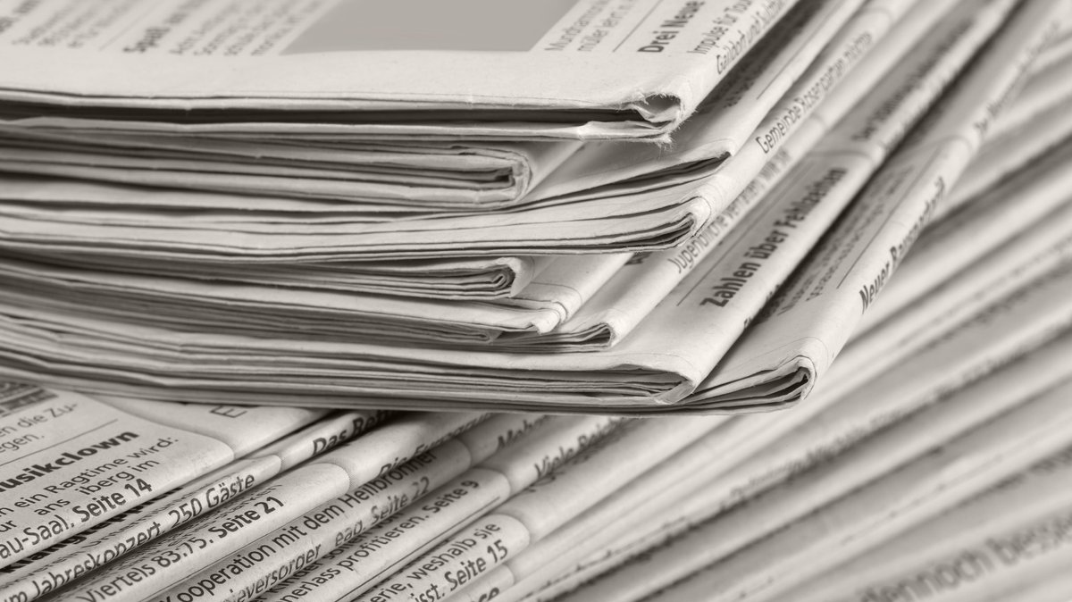 Ein Stapel Tageszeitungen (Symbolbild)