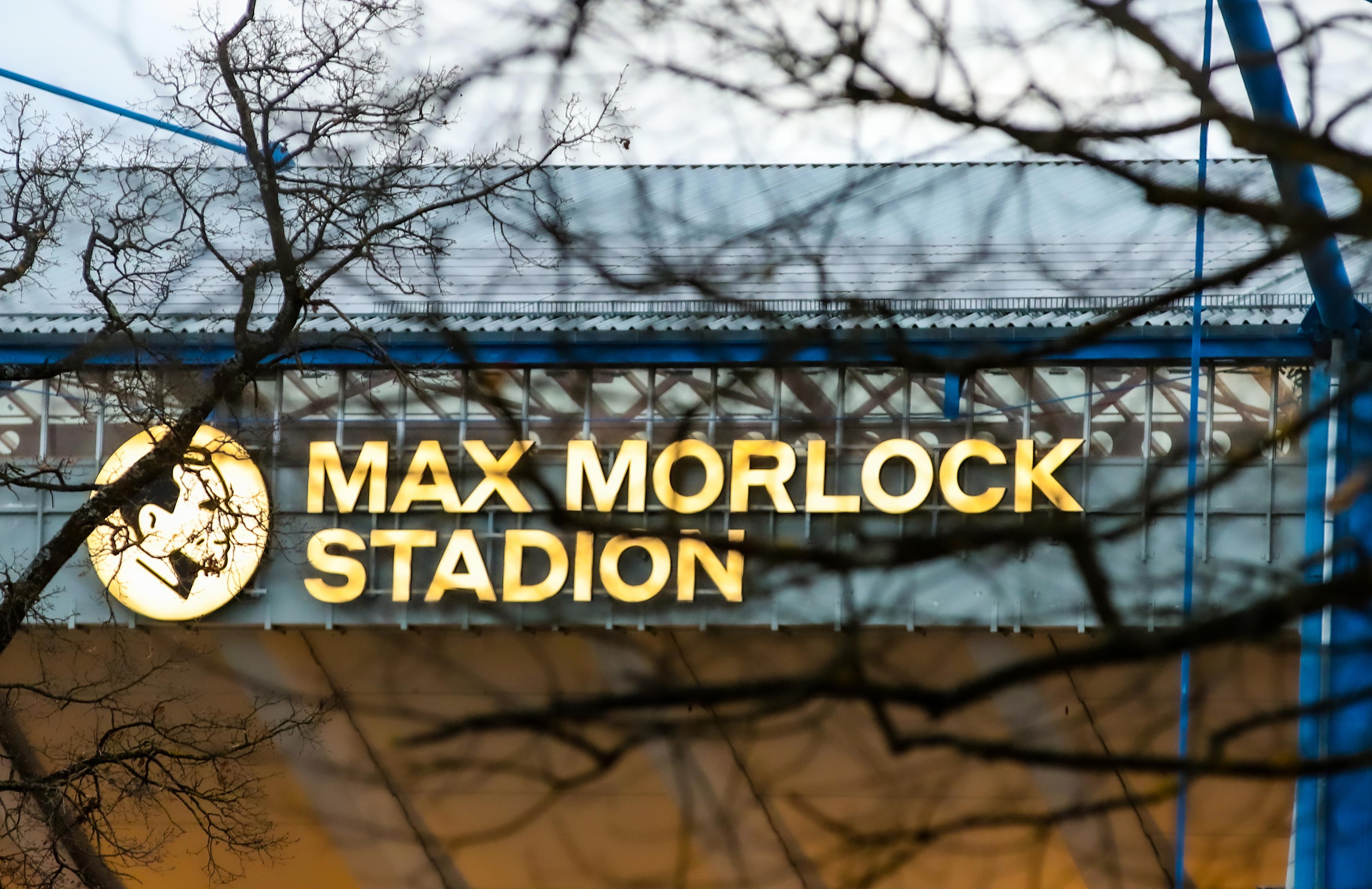 Schriftzug Max-Morlock-Stadion - Herzlich Willkommen Stadion Aussenansicht