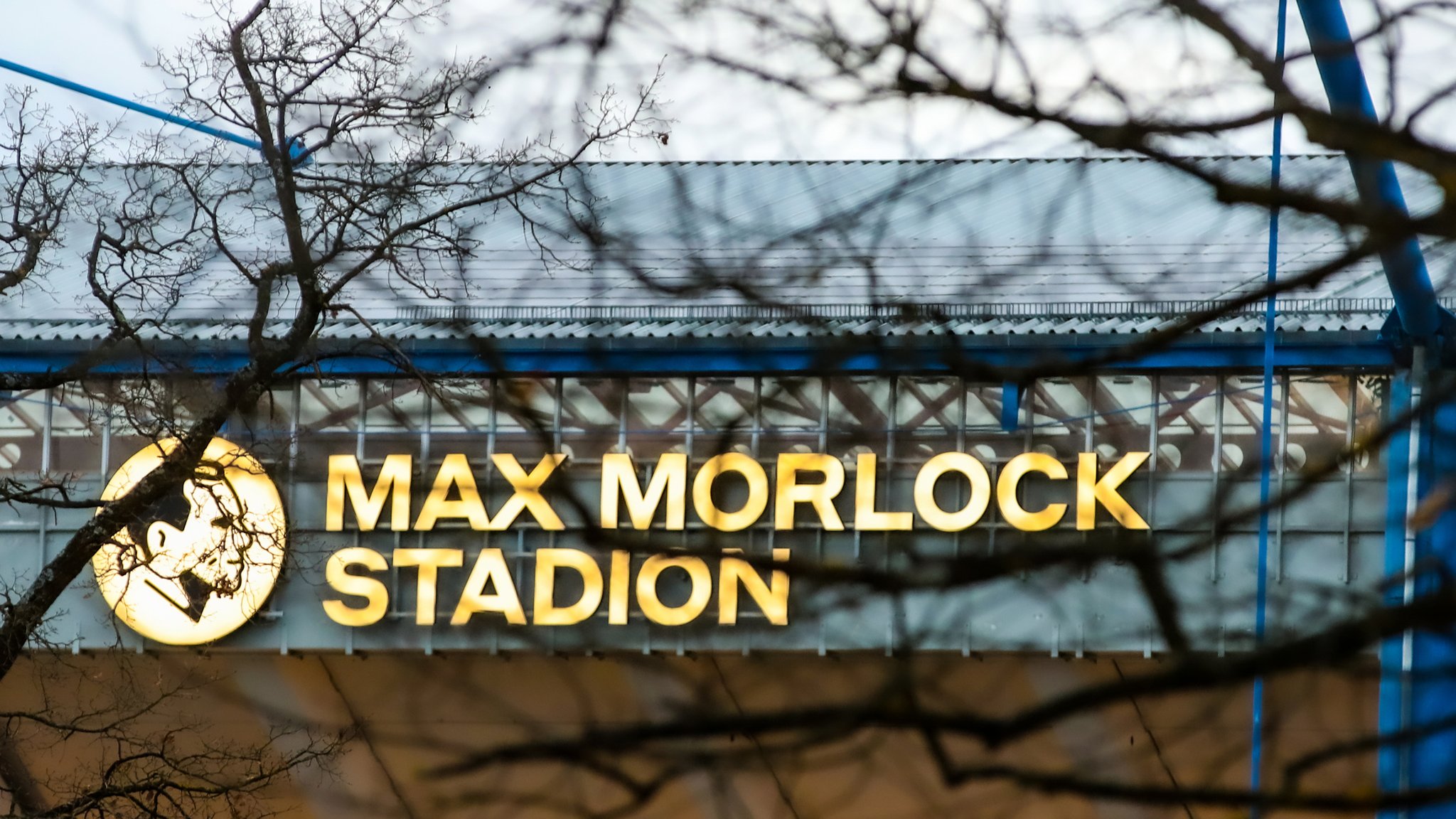 Schriftzug Max-Morlock-Stadion - Herzlich Willkommen Stadion Aussenansicht